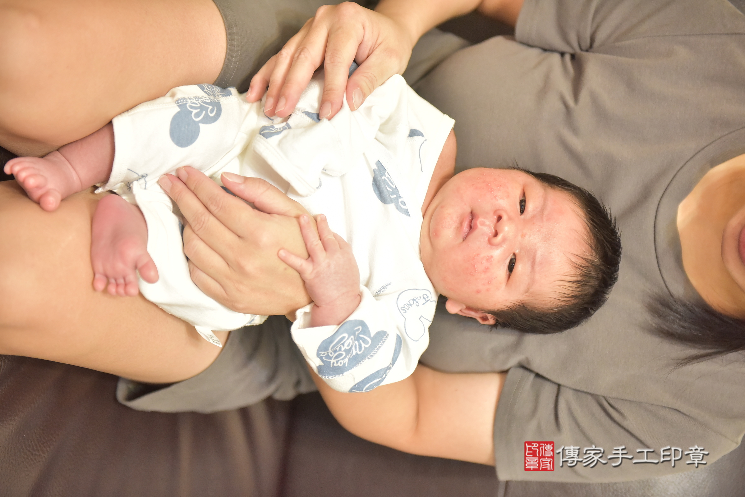小宸寶寶(台中市南屯區到府嬰兒小宸寶寶滿月剃頭理髮、到府嬰兒剃胎毛儀式吉祥話)。到府剃頭剃胎毛主持、專業拍照、證書。★購買「臍帶章、肚臍章、胎毛筆刷印章」贈送：剃頭、收涎、抓周，三選一。2024.9.28，照片6