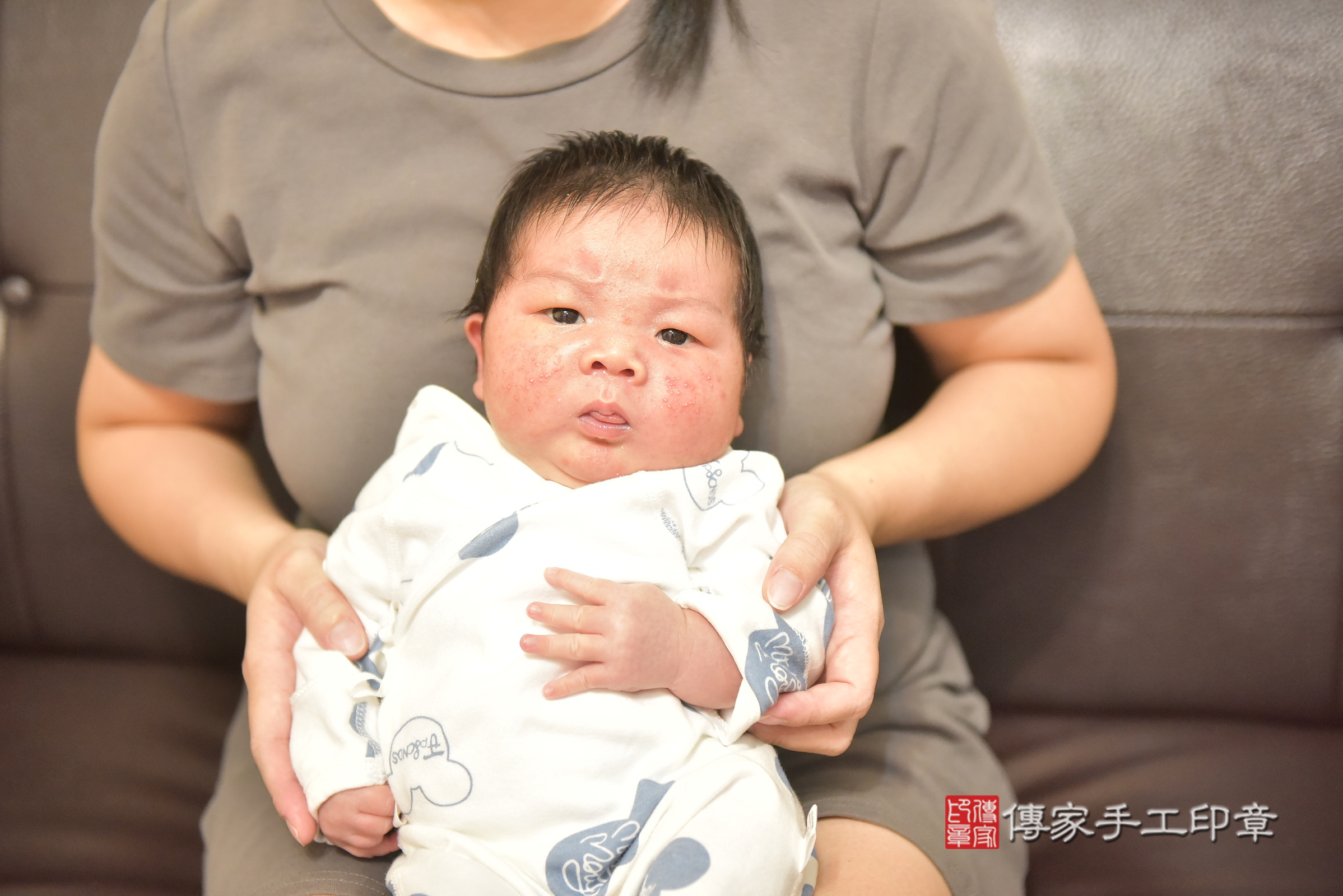 小宸寶寶(台中市南屯區到府嬰兒小宸寶寶滿月剃頭理髮、到府嬰兒剃胎毛儀式吉祥話)。到府剃頭剃胎毛主持、專業拍照、證書。★購買「臍帶章、肚臍章、胎毛筆刷印章」贈送：剃頭、收涎、抓周，三選一。2024.9.28，照片7