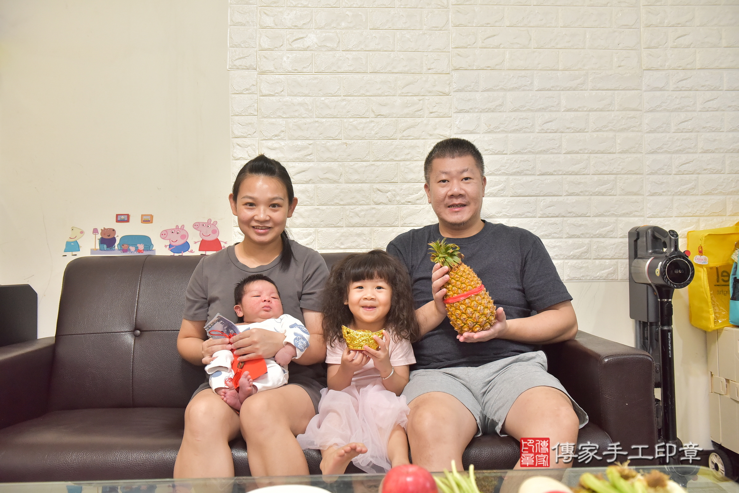 小宸寶寶(台中市南屯區到府嬰兒小宸寶寶滿月剃頭理髮、到府嬰兒剃胎毛儀式吉祥話)。到府剃頭剃胎毛主持、專業拍照、證書。★購買「臍帶章、肚臍章、胎毛筆刷印章」贈送：剃頭、收涎、抓周，三選一。2024.9.28，照片9