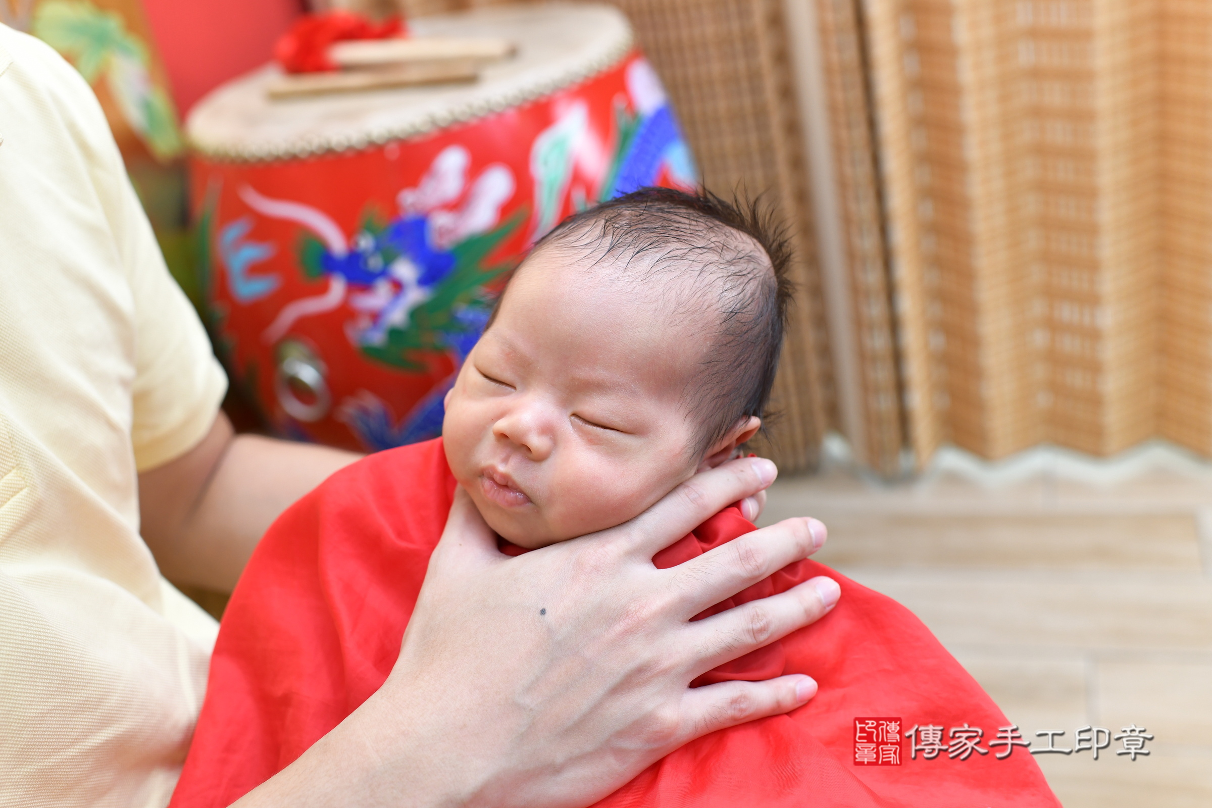 小旭寶寶(台北市大同區嬰兒寶寶滿月剃頭理髮、嬰兒剃胎毛儀式吉祥話)。中國風會場，爸媽寶貝穿「日中韓」古裝禮服。專業拍照、證書。★購買「臍帶章、肚臍章、胎毛筆刷印章」贈送：剃頭、收涎、抓周，三選一。2024.10.15，照片17