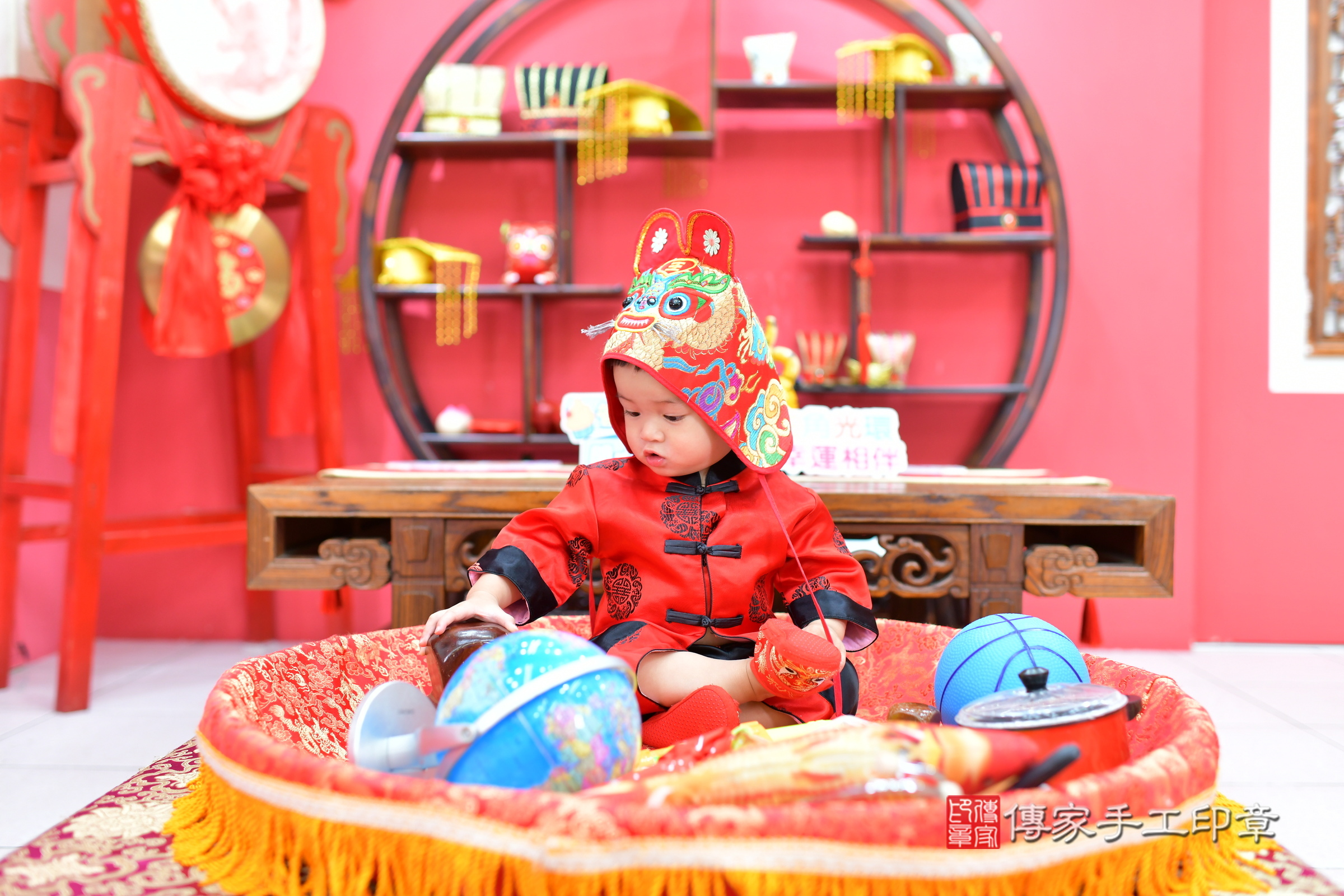 台中市北區皓皓寶寶抓周推薦：傳家台中店抓周度脺中國風會場，嬰兒古禮抓周流程儀式吉祥話、抓周道具物品24種、拍照。抓周證書。2024.9.30，照片5