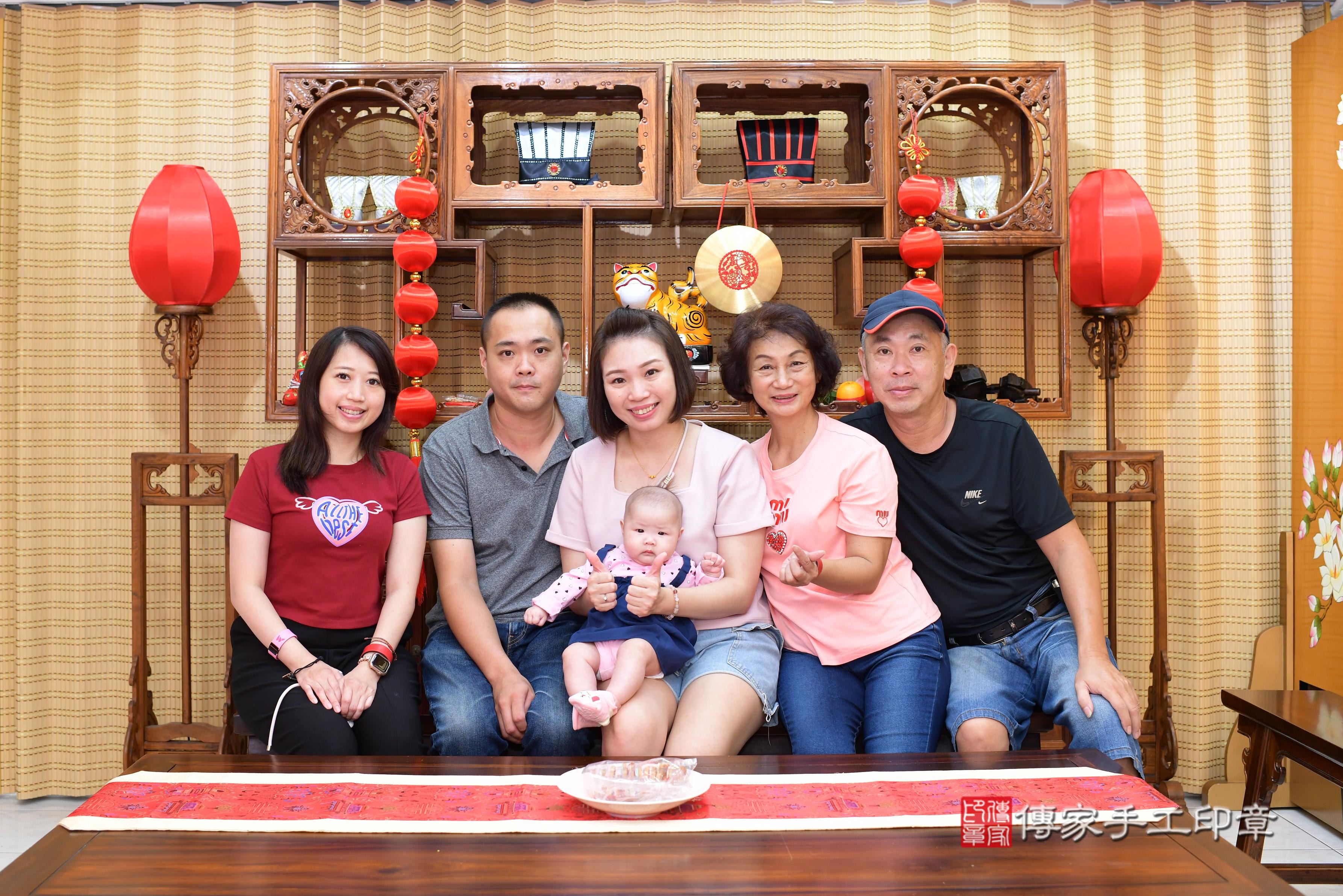 傳家手工印章台南店、抓周、度脺、中國風會場、傳家嬰兒古禮、吉祥話、抓周道具物品24種、拍照。抓周證書。寶寶抓周、滿周歲、生日快樂、祝福