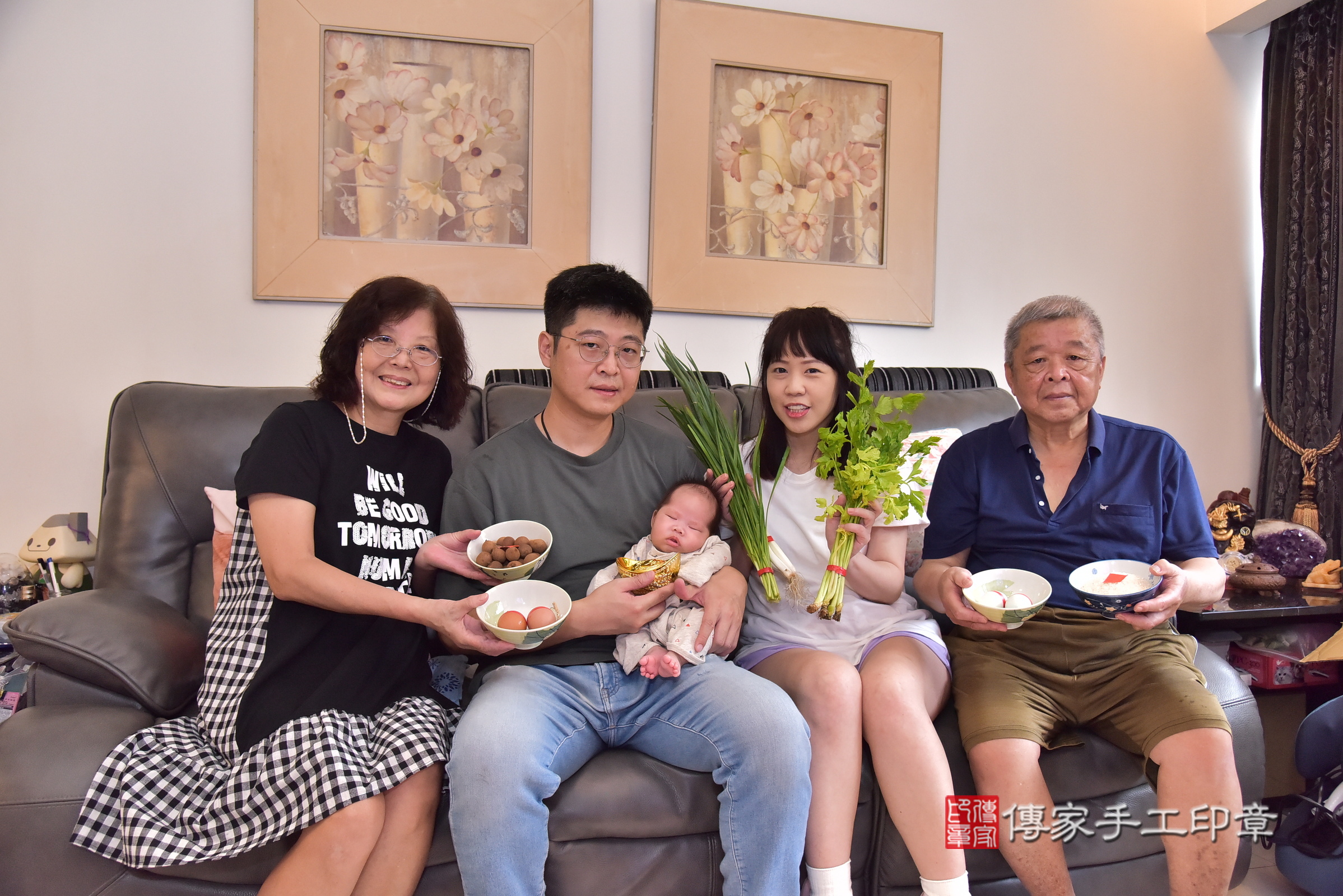 彤彤寶寶(新北市到府嬰兒彤彤寶寶滿月剃頭理髮、到府嬰兒剃胎毛儀式吉祥話)。到府剃頭剃胎毛主持、專業拍照、證書。★購買「臍帶章、肚臍章、胎毛筆刷印章」贈送：剃頭、收涎、抓周，三選一。2024.11.3，照片8
