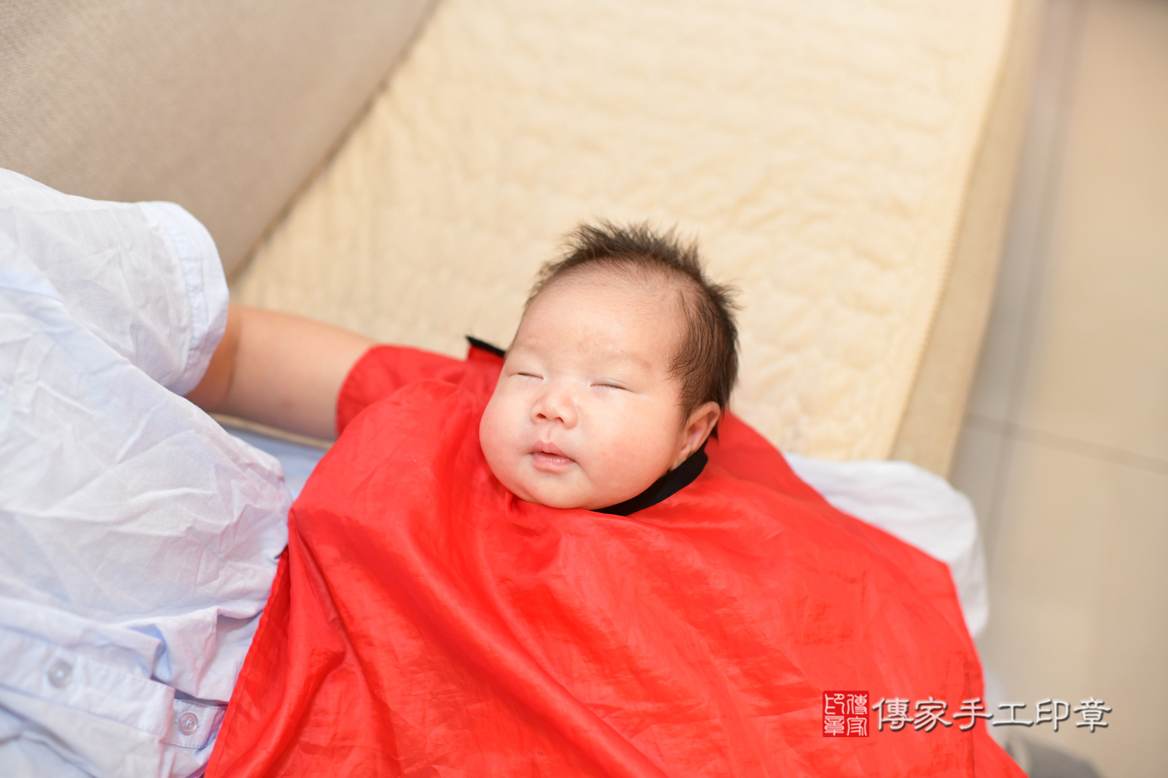 小辰寶寶(台南市永康區到府嬰兒小辰寶寶滿月剃頭理髮、到府嬰兒剃胎毛儀式吉祥話)。到府剃頭剃胎毛主持、專業拍照、證書。★購買「臍帶章、肚臍章、胎毛筆刷印章」贈送：剃頭、收涎、抓周，三選一。2024.10.15，照片13