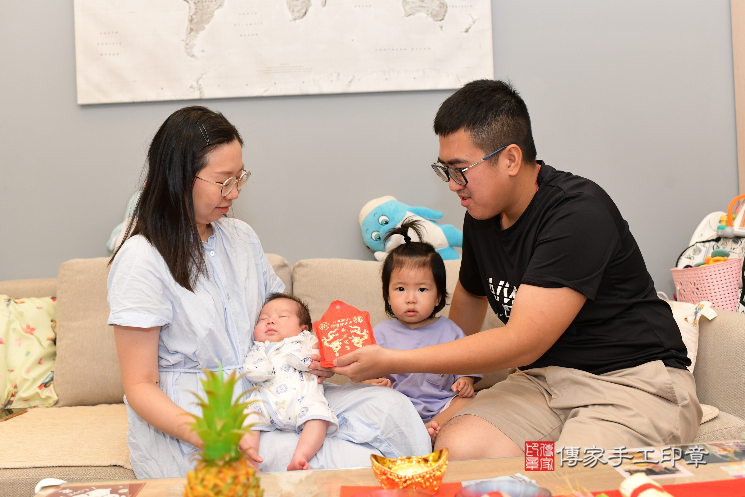 小辰寶寶(台南市永康區到府嬰兒小辰寶寶滿月剃頭理髮、到府嬰兒剃胎毛儀式吉祥話)。到府剃頭剃胎毛主持、專業拍照、證書。★購買「臍帶章、肚臍章、胎毛筆刷印章」贈送：剃頭、收涎、抓周，三選一。2024.10.15，照片7