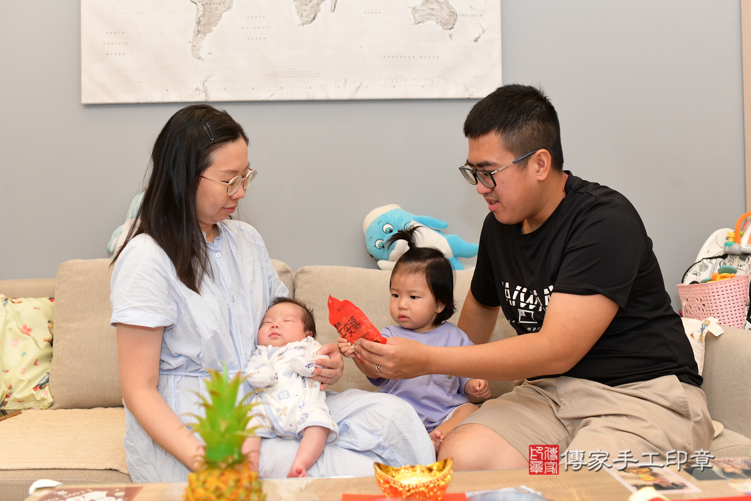 小辰寶寶(台南市永康區到府嬰兒小辰寶寶滿月剃頭理髮、到府嬰兒剃胎毛儀式吉祥話)。到府剃頭剃胎毛主持、專業拍照、證書。★購買「臍帶章、肚臍章、胎毛筆刷印章」贈送：剃頭、收涎、抓周，三選一。2024.10.15，照片6