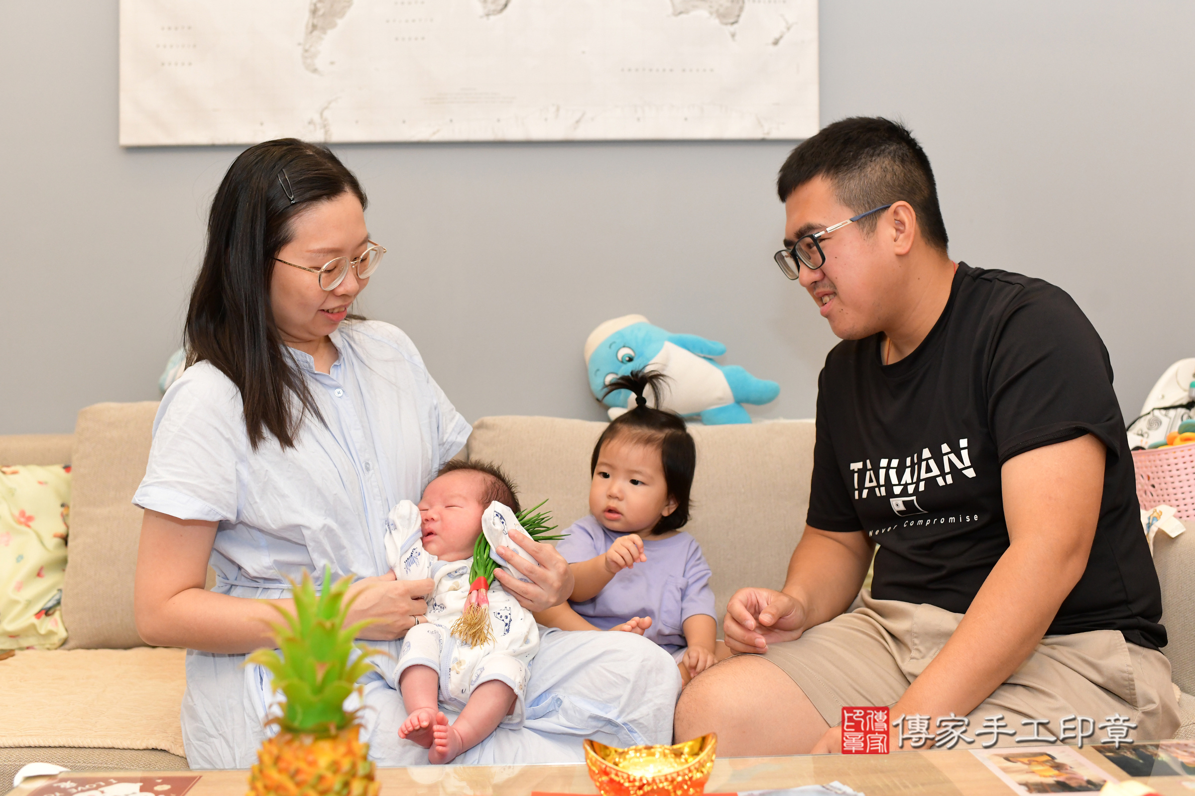 小辰寶寶(台南市永康區到府嬰兒小辰寶寶滿月剃頭理髮、到府嬰兒剃胎毛儀式吉祥話)。到府剃頭剃胎毛主持、專業拍照、證書。★購買「臍帶章、肚臍章、胎毛筆刷印章」贈送：剃頭、收涎、抓周，三選一。2024.10.15，照片8