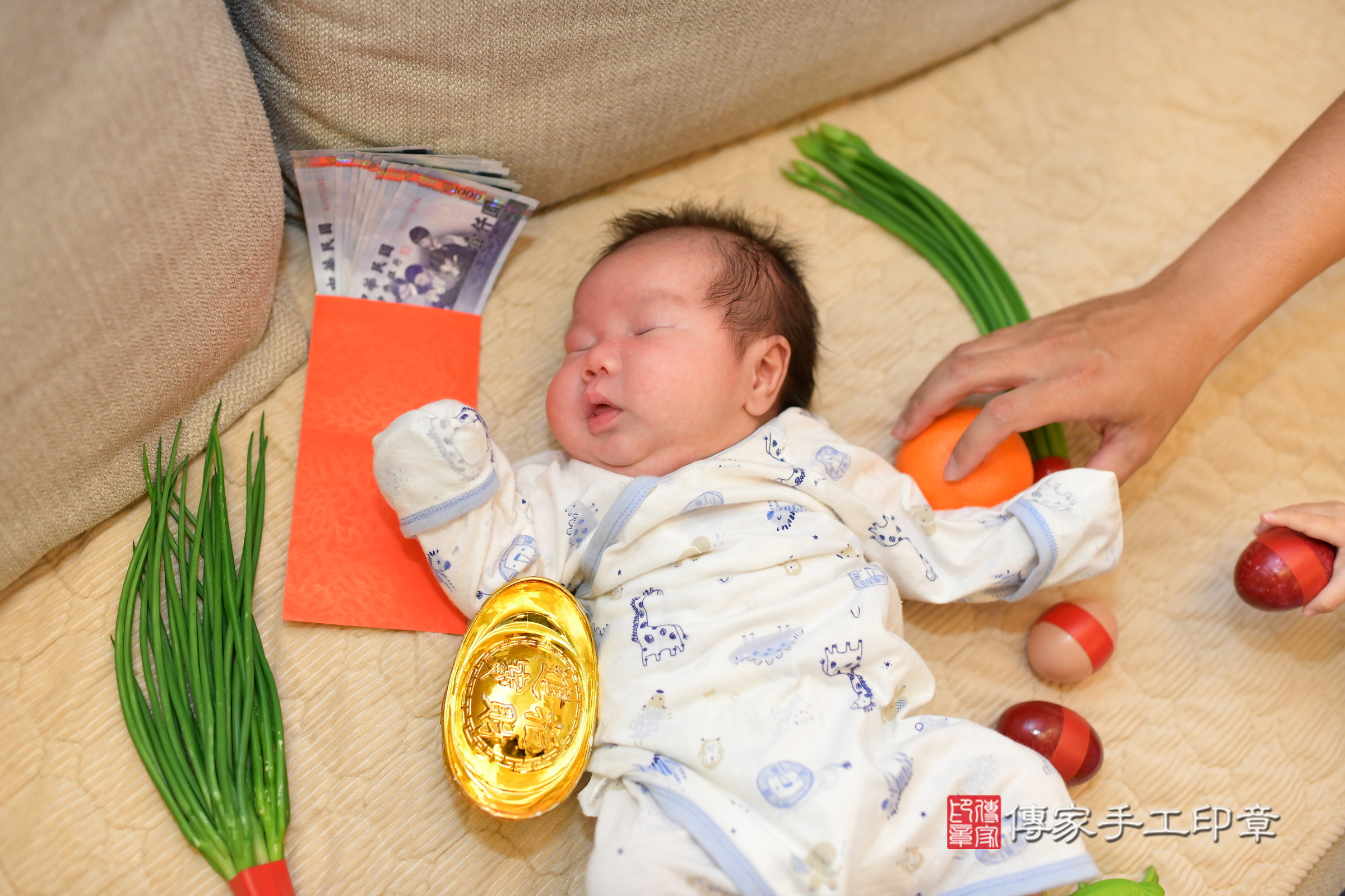 小辰寶寶(台南市永康區到府嬰兒小辰寶寶滿月剃頭理髮、到府嬰兒剃胎毛儀式吉祥話)。到府剃頭剃胎毛主持、專業拍照、證書。★購買「臍帶章、肚臍章、胎毛筆刷印章」贈送：剃頭、收涎、抓周，三選一。2024.10.15，照片12