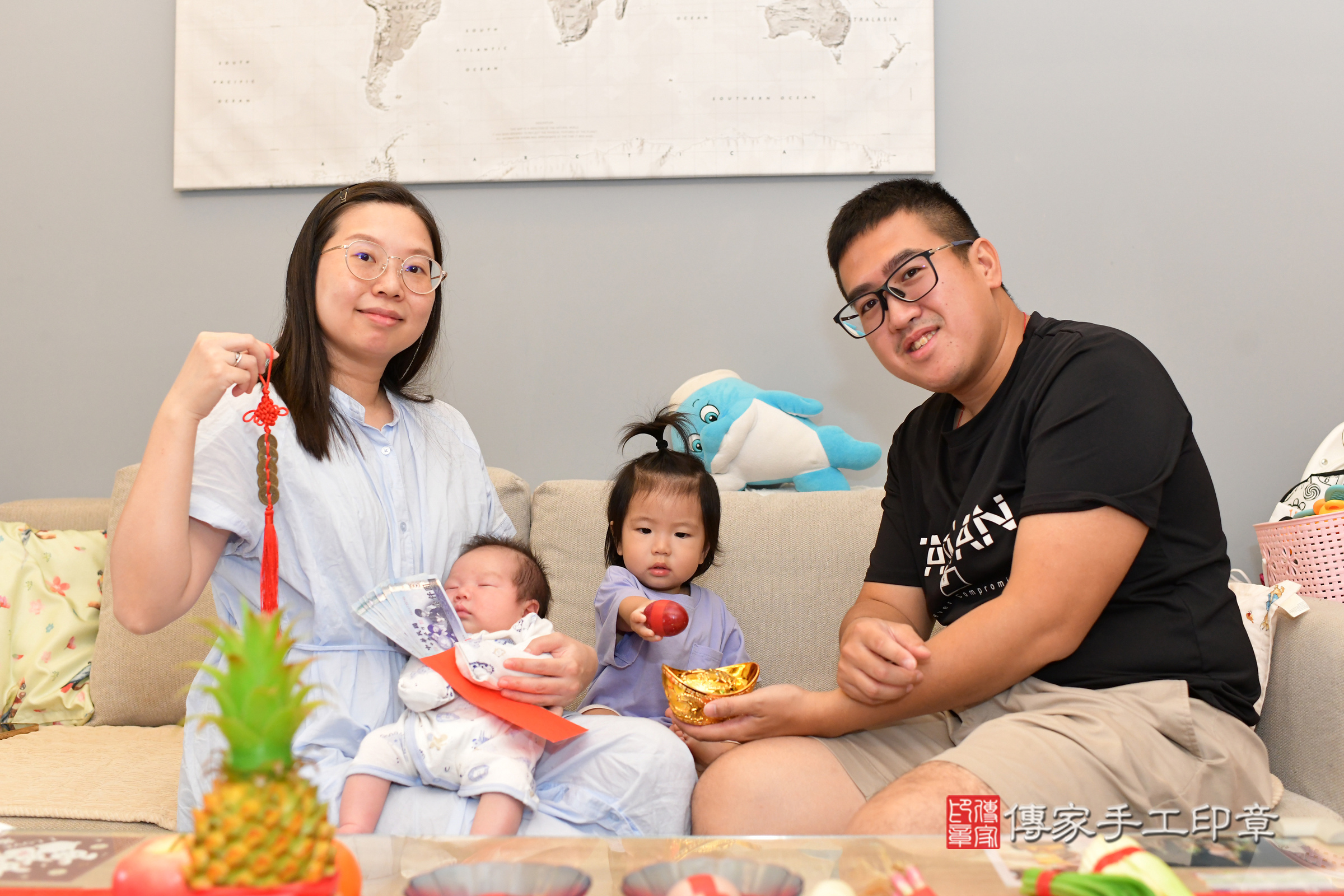 小辰寶寶(台南市永康區到府嬰兒小辰寶寶滿月剃頭理髮、到府嬰兒剃胎毛儀式吉祥話)。到府剃頭剃胎毛主持、專業拍照、證書。★購買「臍帶章、肚臍章、胎毛筆刷印章」贈送：剃頭、收涎、抓周，三選一。2024.10.15，照片10
