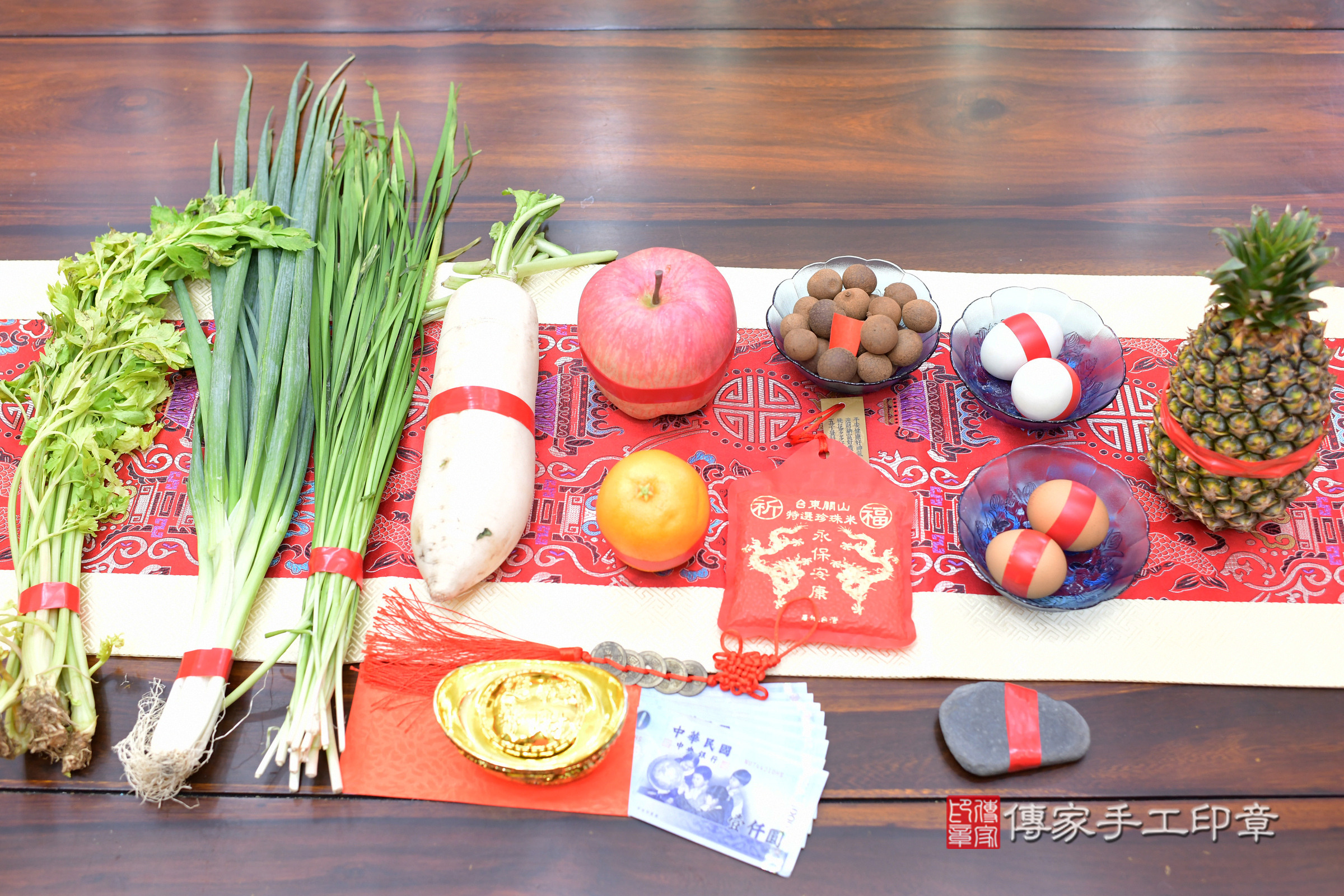 安安寶寶(台中市北區嬰兒寶寶滿月剃頭理髮、嬰兒剃胎毛儀式吉祥話)。中國風會場，爸媽寶貝穿「日中韓」古裝禮服。專業拍照、證書。★購買「臍帶章、肚臍章、胎毛筆刷印章」贈送：剃頭、收涎、抓周，三選一。2024.10.26，照片9