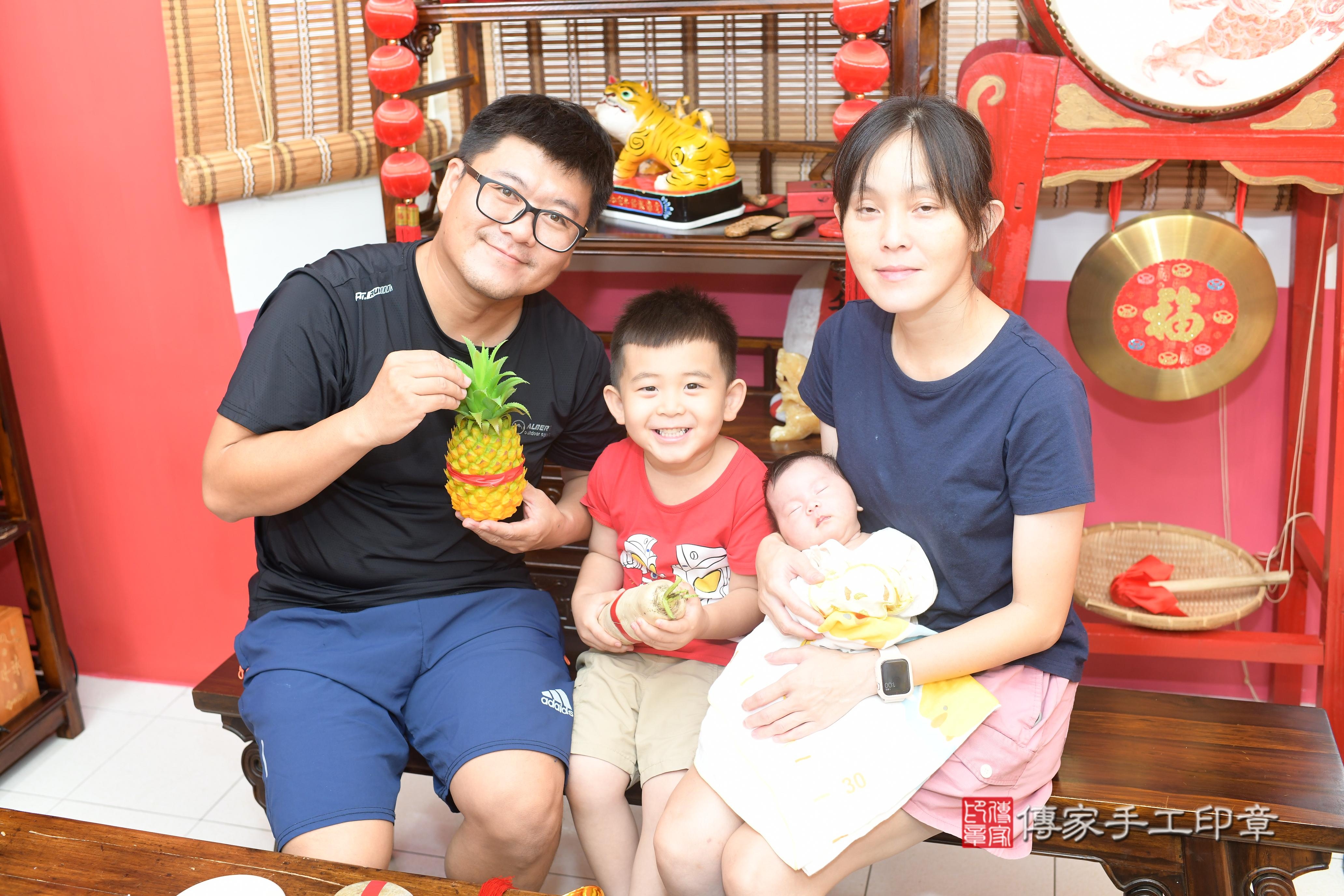 傳家手工印章高雄店、抓周、度脺、中國風會場、傳家嬰兒古禮、吉祥話、抓周道具物品24種、拍照。抓周證書。寶寶抓周、滿周歲、生日快樂、祝福