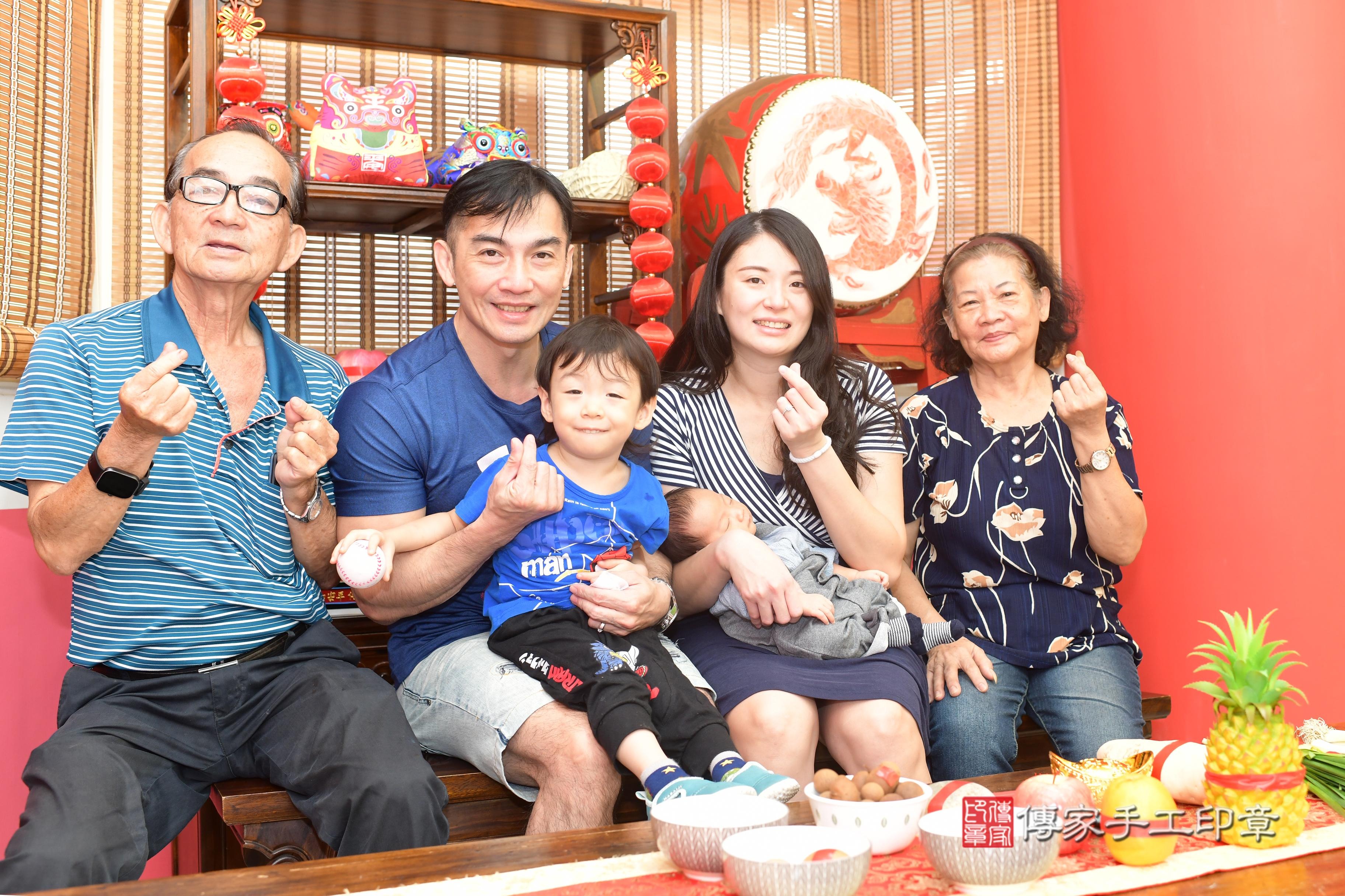 傳家手工印章高雄店、抓周、度脺、中國風會場、傳家嬰兒古禮、吉祥話、抓周道具物品24種、拍照。抓周證書。寶寶抓周、滿周歲、生日快樂、祝福