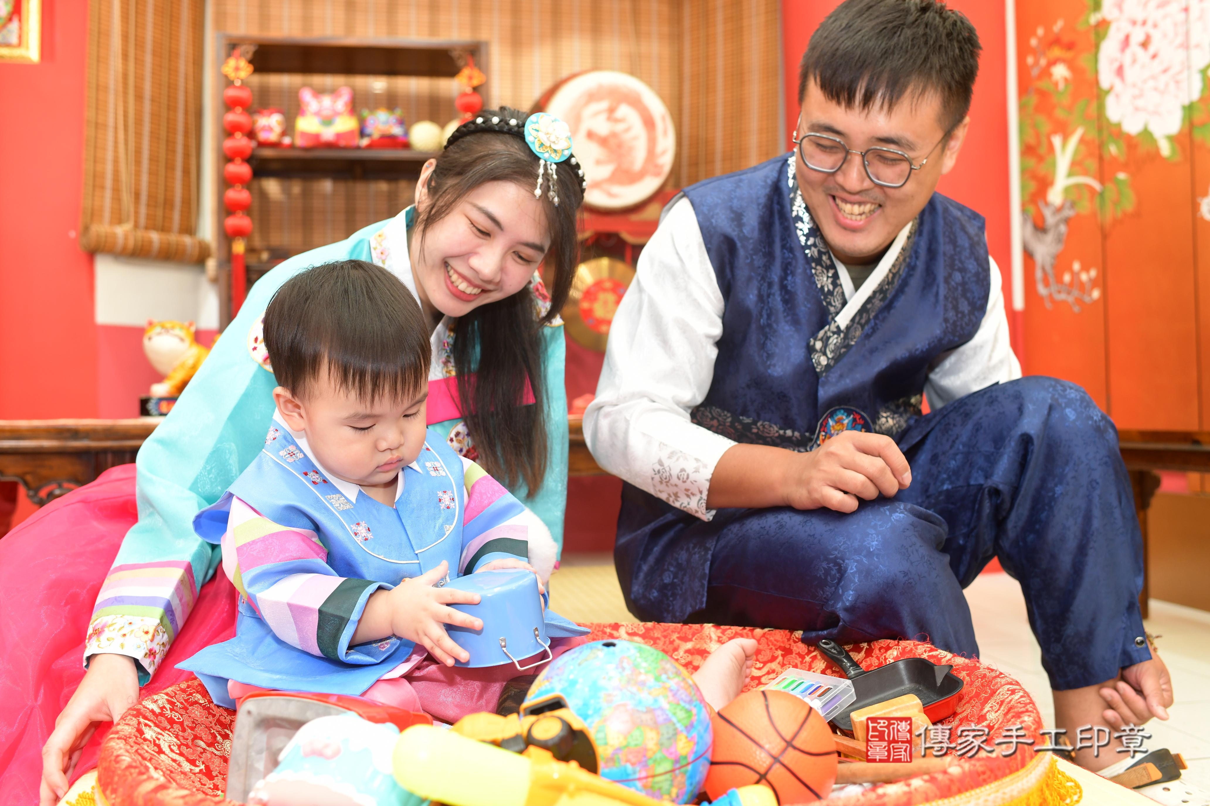 傳家手工印章高雄店、抓周、度脺、中國風會場、傳家嬰兒古禮、吉祥話、抓周道具物品24種、拍照。抓周證書。寶寶抓周、滿周歲、生日快樂、祝福