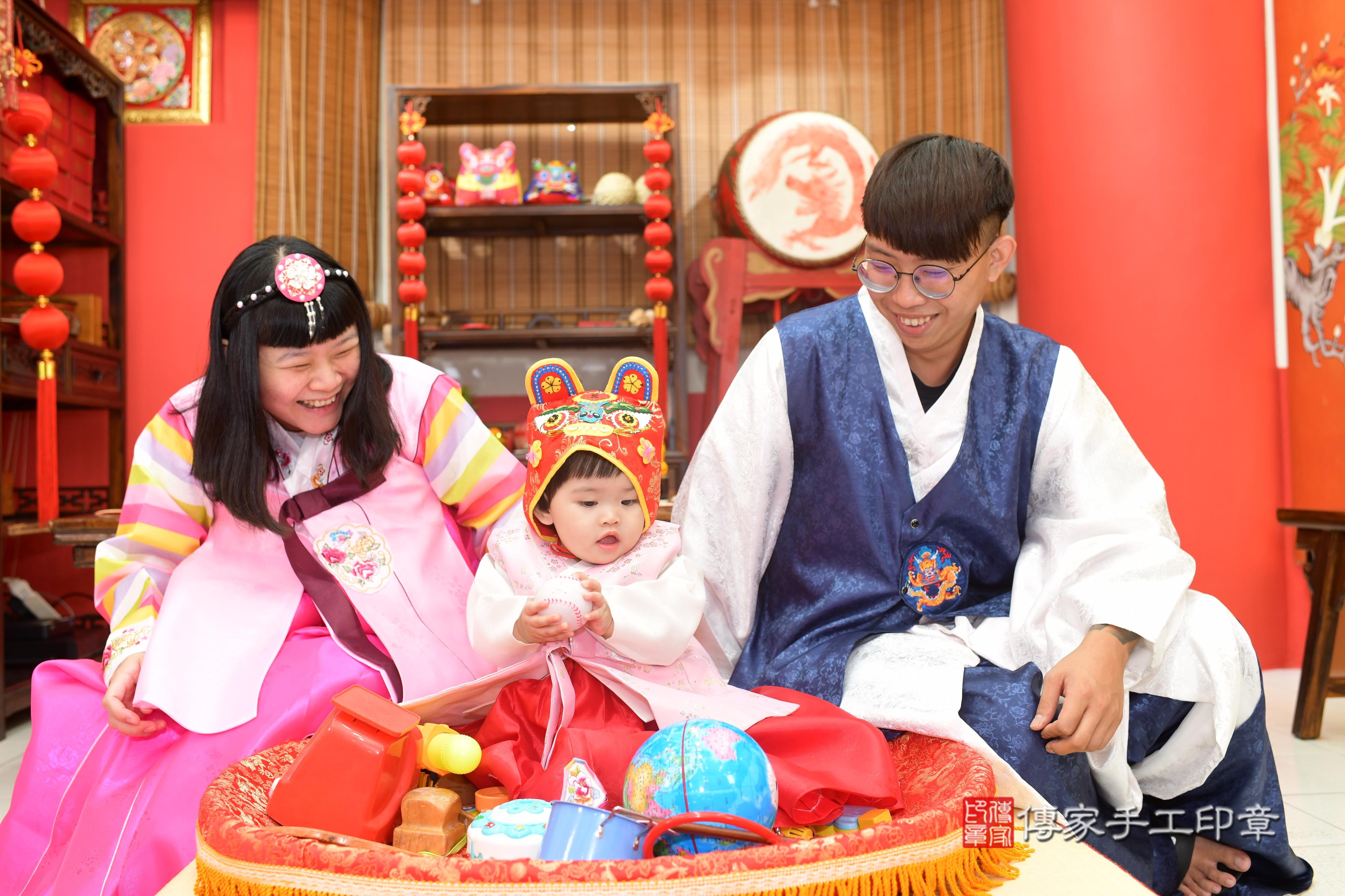 傳家手工印章高雄店、抓周、度脺、中國風會場、傳家嬰兒古禮、吉祥話、抓周道具物品24種、拍照。抓周證書。寶寶抓周、滿周歲、生日快樂、祝福