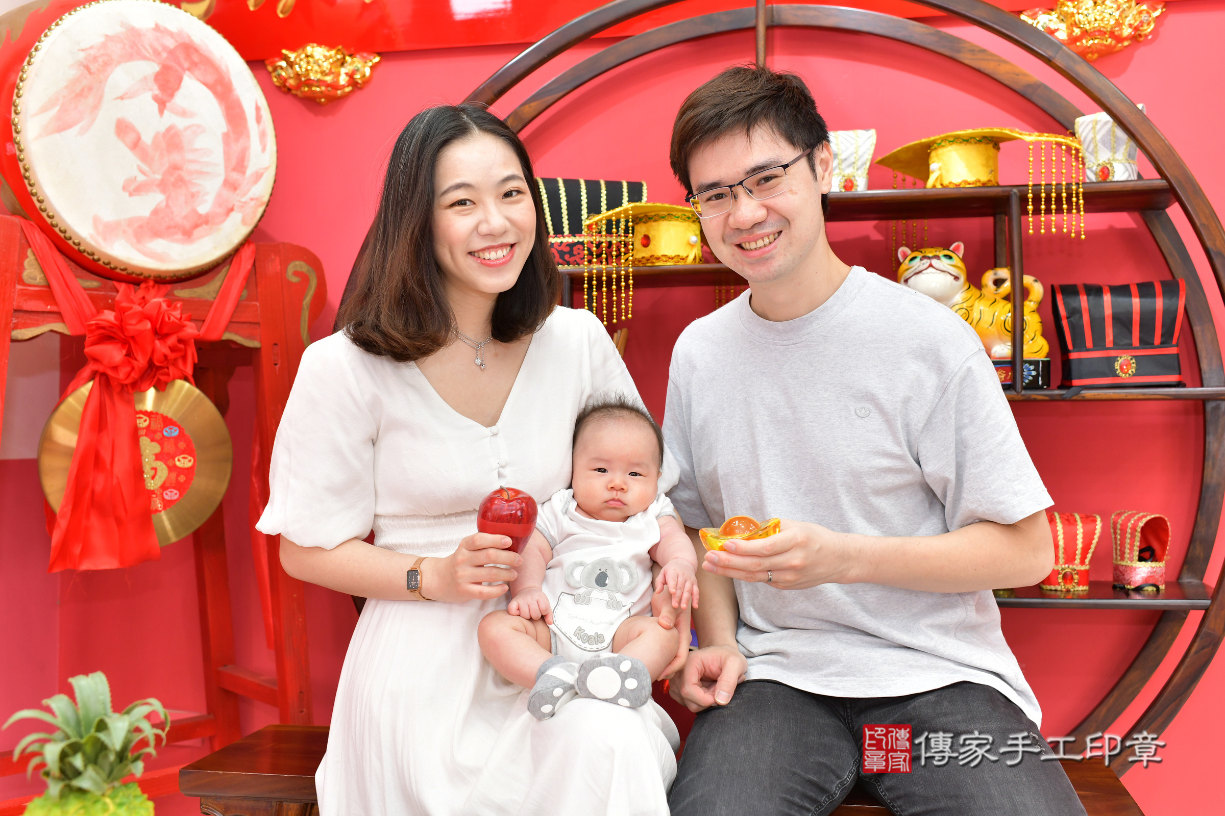 翔翔寶寶(台中市北區嬰兒寶寶滿月剃頭理髮、嬰兒剃胎毛儀式吉祥話)。中國風會場，爸媽寶貝穿「日中韓」古裝禮服。專業拍照、證書。★購買「臍帶章、肚臍章、胎毛筆刷印章」贈送：剃頭、收涎、抓周，三選一。2024.10.6，照片11