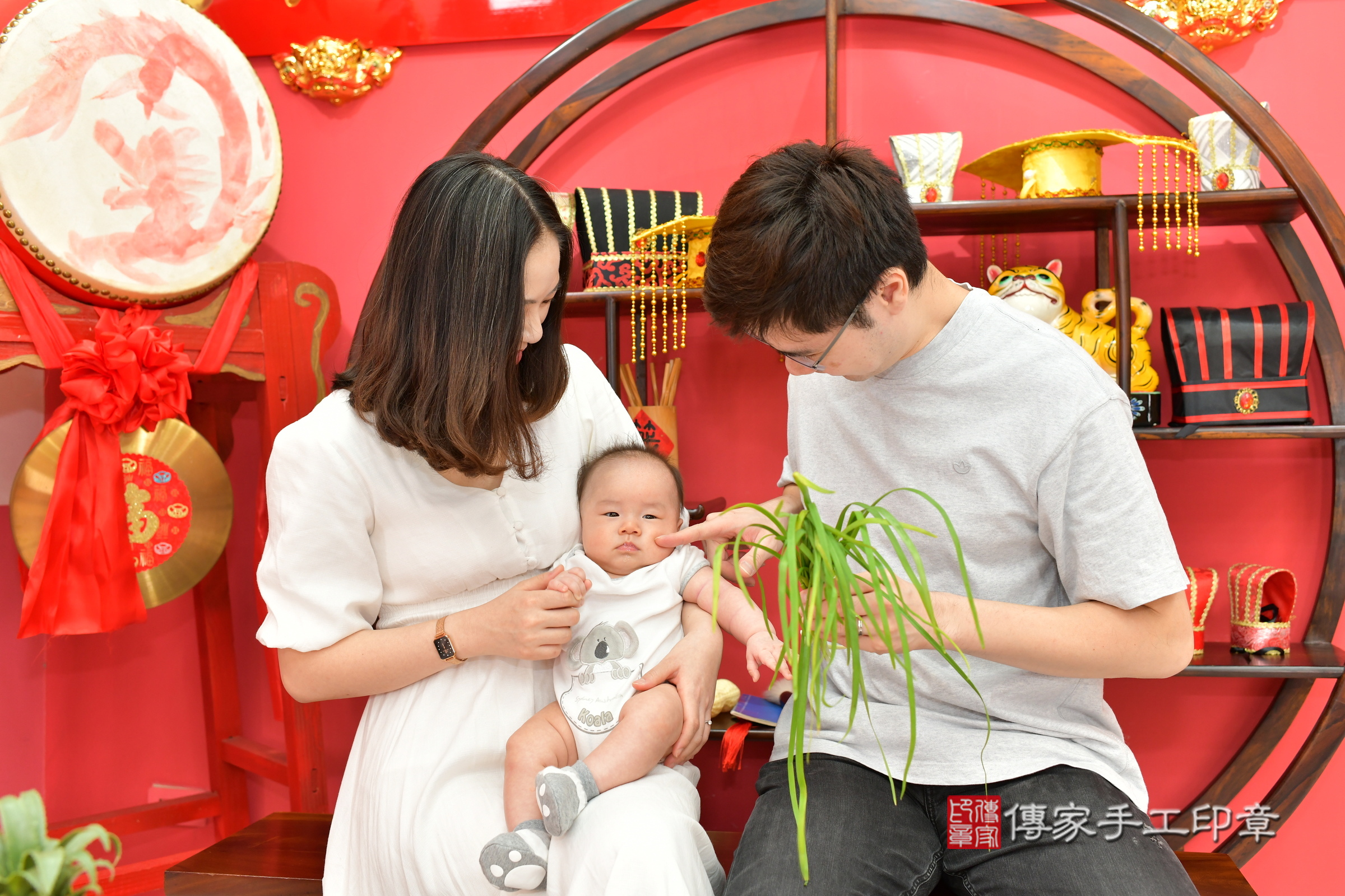 翔翔寶寶(台中市北區嬰兒寶寶滿月剃頭理髮、嬰兒剃胎毛儀式吉祥話)。中國風會場，爸媽寶貝穿「日中韓」古裝禮服。專業拍照、證書。★購買「臍帶章、肚臍章、胎毛筆刷印章」贈送：剃頭、收涎、抓周，三選一。2024.10.6，照片8