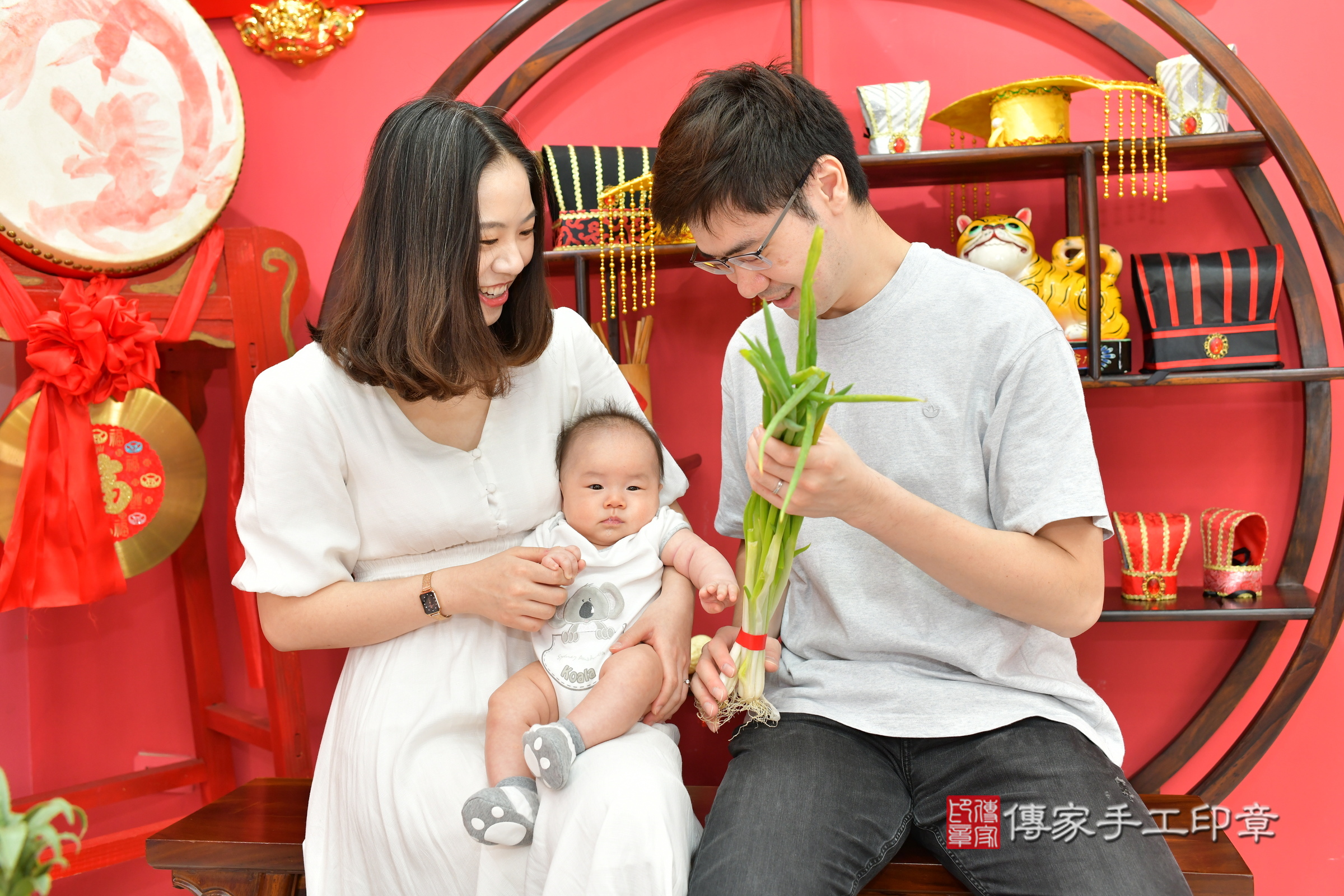翔翔寶寶(台中市北區嬰兒寶寶滿月剃頭理髮、嬰兒剃胎毛儀式吉祥話)。中國風會場，爸媽寶貝穿「日中韓」古裝禮服。專業拍照、證書。★購買「臍帶章、肚臍章、胎毛筆刷印章」贈送：剃頭、收涎、抓周，三選一。2024.10.6，照片9