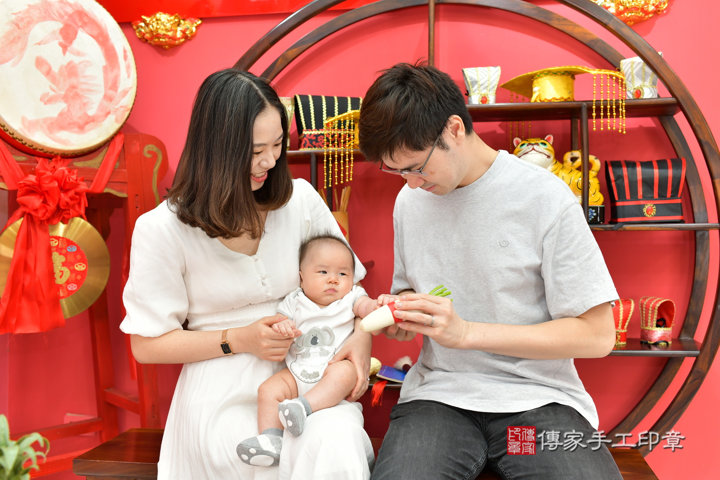 翔翔寶寶(台中市北區嬰兒寶寶滿月剃頭理髮、嬰兒剃胎毛儀式吉祥話)。中國風會場，爸媽寶貝穿「日中韓」古裝禮服。專業拍照、證書。★購買「臍帶章、肚臍章、胎毛筆刷印章」贈送：剃頭、收涎、抓周，三選一。2024.10.6，照片10