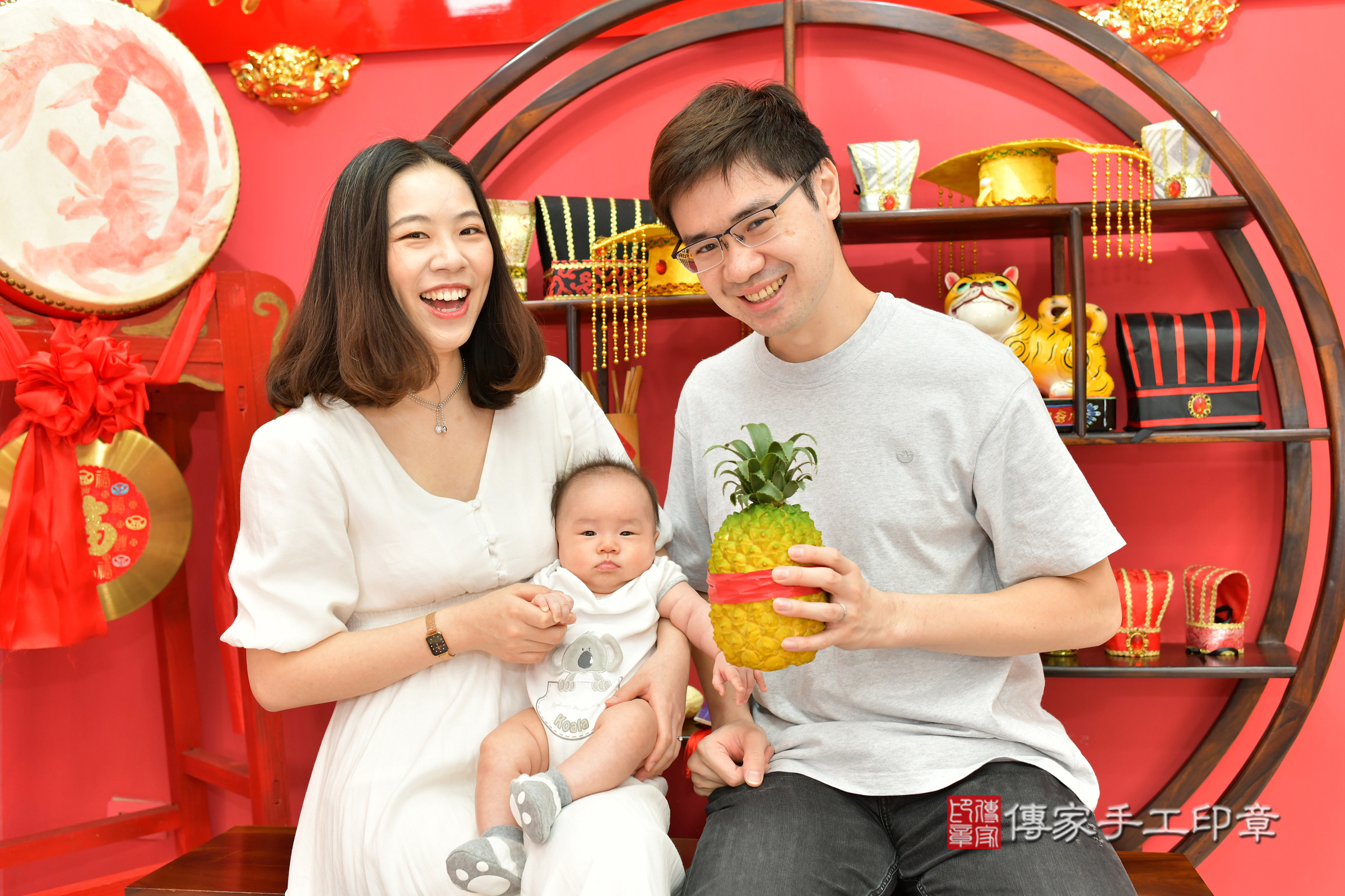 翔翔寶寶(台中市北區嬰兒寶寶滿月剃頭理髮、嬰兒剃胎毛儀式吉祥話)。中國風會場，爸媽寶貝穿「日中韓」古裝禮服。專業拍照、證書。★購買「臍帶章、肚臍章、胎毛筆刷印章」贈送：剃頭、收涎、抓周，三選一。2024.10.6，照片7