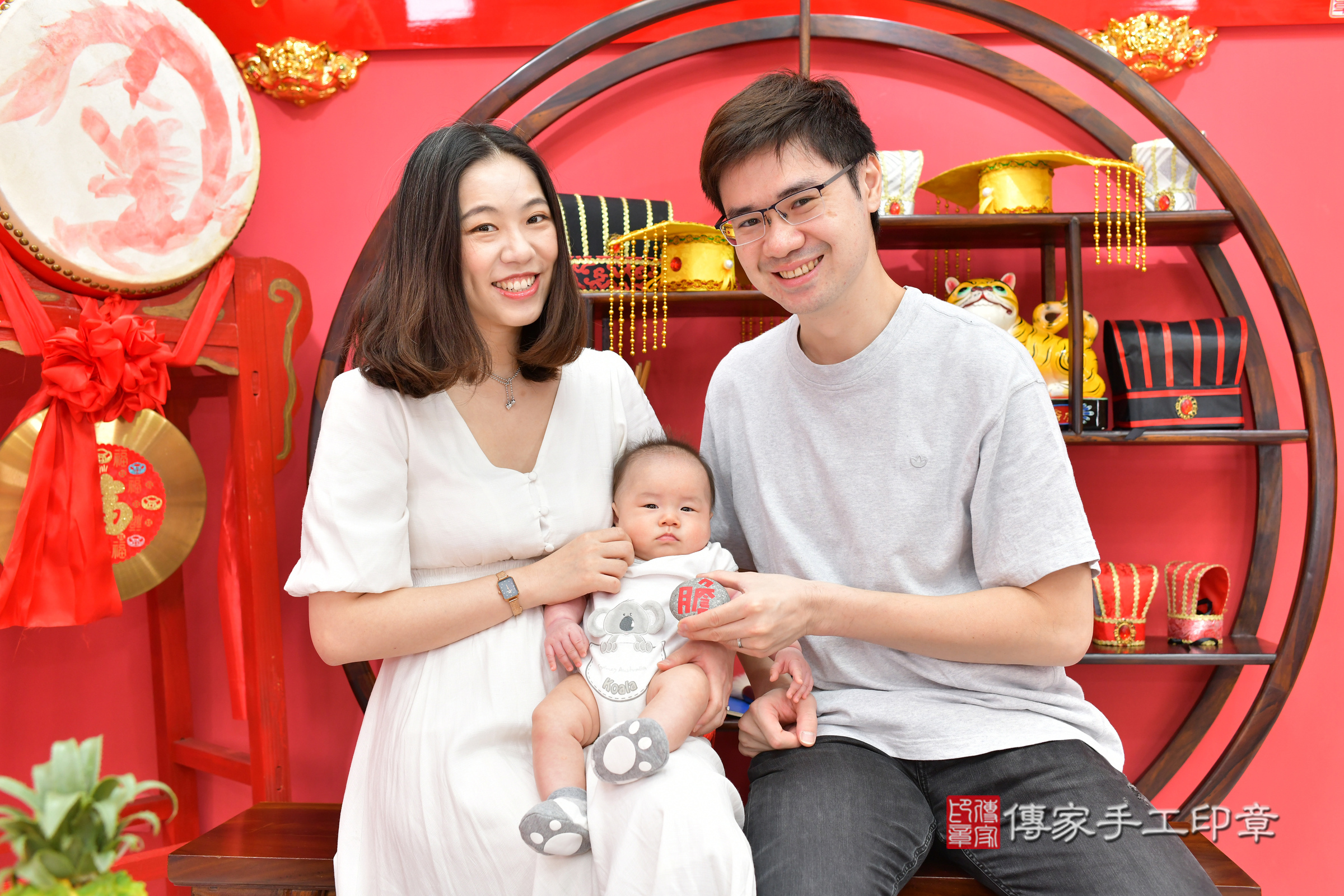 翔翔寶寶(台中市北區嬰兒寶寶滿月剃頭理髮、嬰兒剃胎毛儀式吉祥話)。中國風會場，爸媽寶貝穿「日中韓」古裝禮服。專業拍照、證書。★購買「臍帶章、肚臍章、胎毛筆刷印章」贈送：剃頭、收涎、抓周，三選一。2024.10.6，照片6