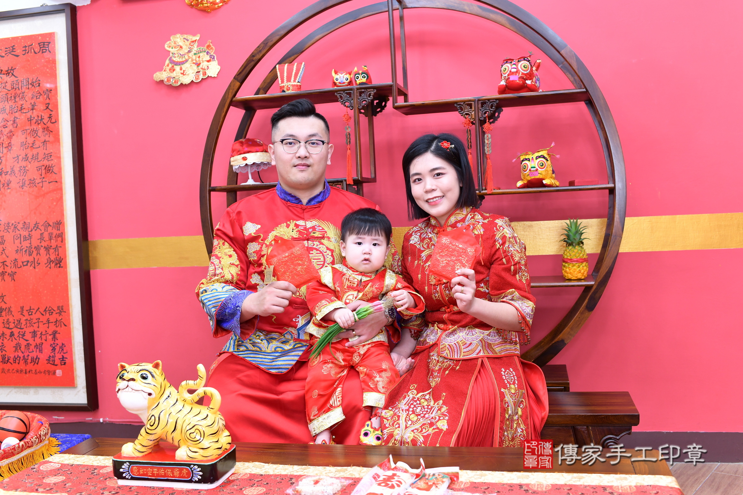 新北市永和區小宇寶寶抓周推薦：傳家新北店抓周度脺中國風會場，嬰兒古禮抓周流程儀式吉祥話、抓周道具物品24種、拍照。抓周證書。2024.11.14，照片14