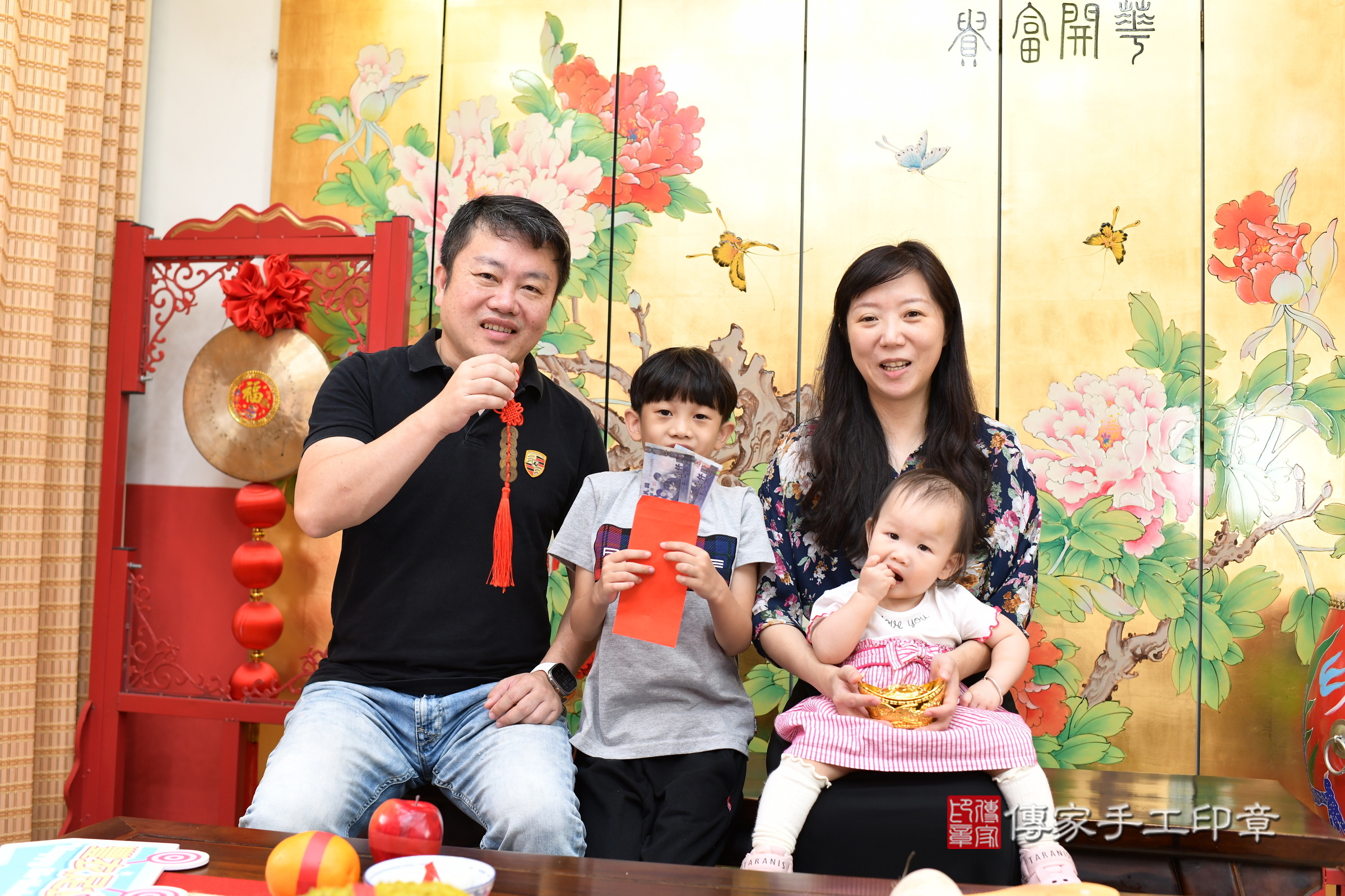 蓁蓁寶寶(台北市大同區嬰兒寶寶滿月剃頭理髮、嬰兒剃胎毛儀式吉祥話)。中國風會場，爸媽寶貝穿「日中韓」古裝禮服。專業拍照、證書。★購買「臍帶章、肚臍章、胎毛筆刷印章」贈送：剃頭、收涎、抓周，三選一。2024.11.9，照片11