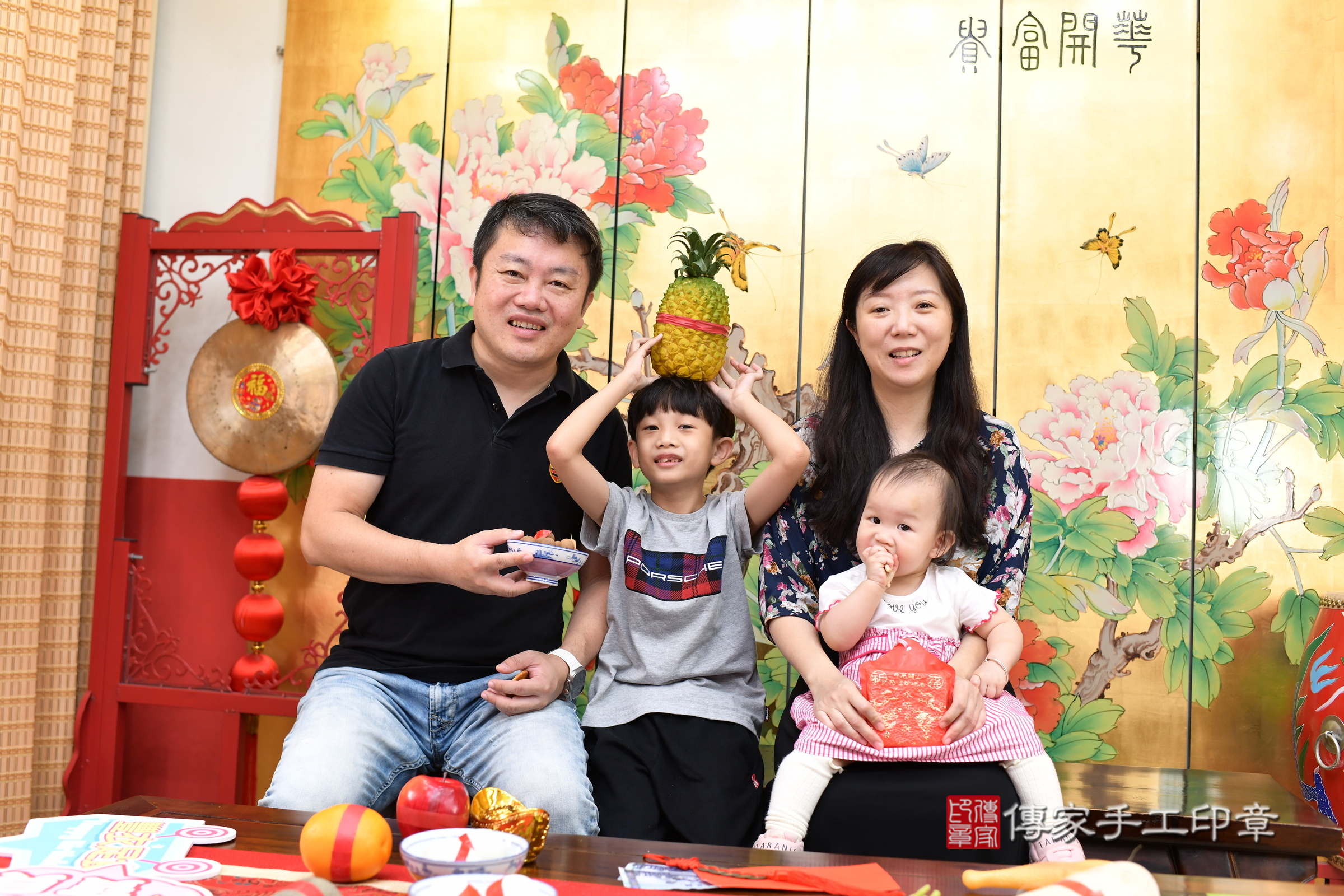 蓁蓁寶寶(台北市大同區嬰兒寶寶滿月剃頭理髮、嬰兒剃胎毛儀式吉祥話)。中國風會場，爸媽寶貝穿「日中韓」古裝禮服。專業拍照、證書。★購買「臍帶章、肚臍章、胎毛筆刷印章」贈送：剃頭、收涎、抓周，三選一。2024.11.9，照片9