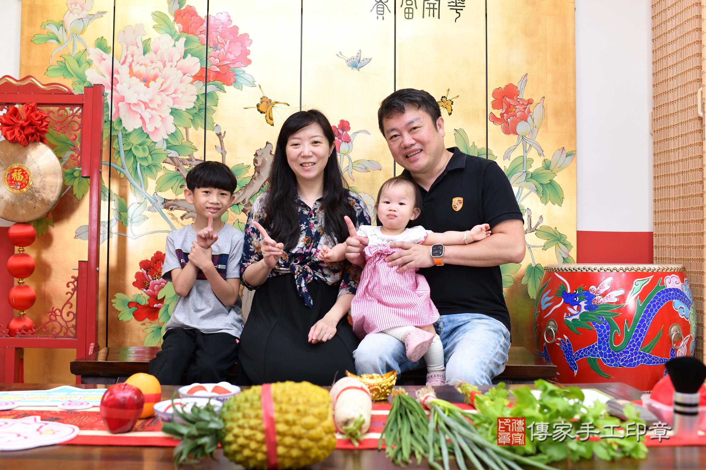 蓁蓁寶寶(台北市大同區嬰兒寶寶滿月剃頭理髮、嬰兒剃胎毛儀式吉祥話)。中國風會場，爸媽寶貝穿「日中韓」古裝禮服。專業拍照、證書。★購買「臍帶章、肚臍章、胎毛筆刷印章」贈送：剃頭、收涎、抓周，三選一。2024.11.9，照片2