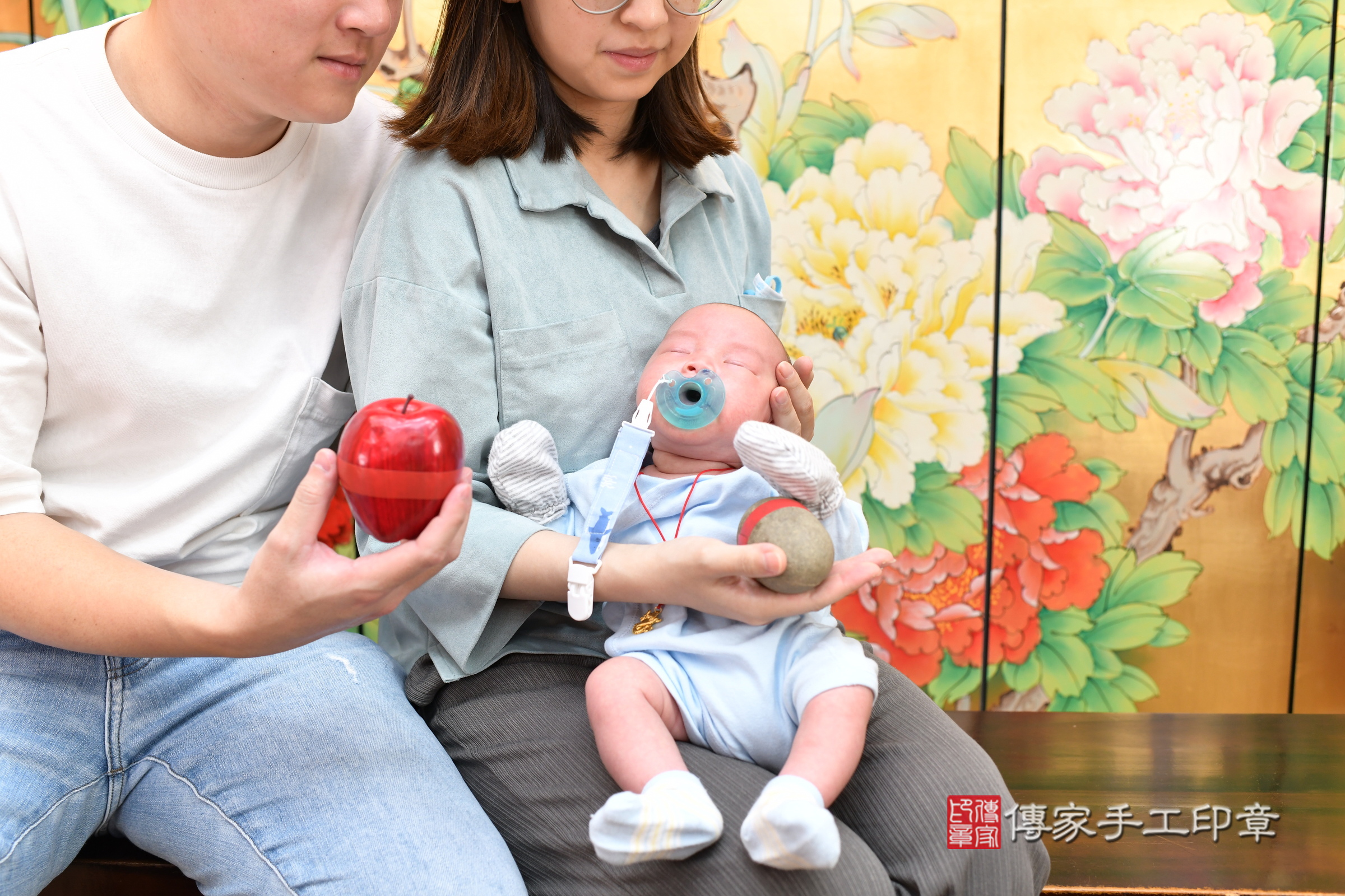 佑佑寶寶(台北市大同區嬰兒寶寶滿月剃頭理髮、嬰兒剃胎毛儀式吉祥話)。中國風會場，爸媽寶貝穿「日中韓」古裝禮服。專業拍照、證書。★購買「臍帶章、肚臍章、胎毛筆刷印章」贈送：剃頭、收涎、抓周，三選一。2024.11.11，照片11