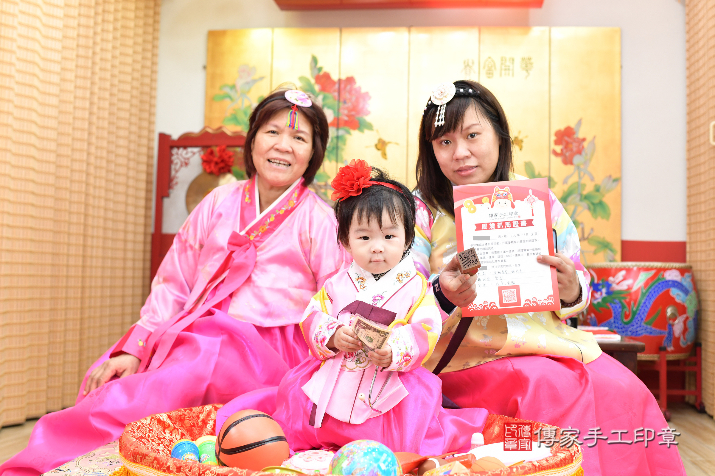 台北市大同區婷婷寶寶抓周推薦：傳家台北店抓周度脺中國風會場，嬰兒古禮抓周流程儀式吉祥話、抓周道具物品24種、拍照。抓周證書。2024.11.8，照片22
