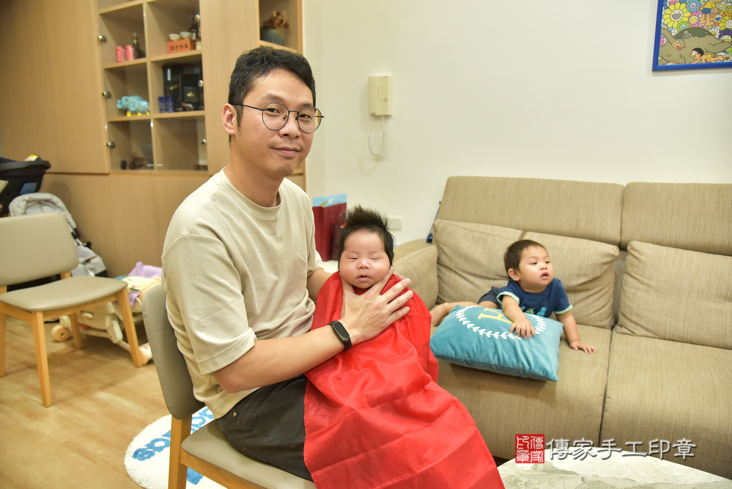 小詠寶寶(新北市新莊區到府嬰兒小詠寶寶滿月剃頭理髮、到府嬰兒剃胎毛儀式吉祥話)。到府剃頭剃胎毛主持、專業拍照、證書。★購買「臍帶章、肚臍章、胎毛筆刷印章」贈送：剃頭、收涎、抓周，三選一。2024.11.17，照片11