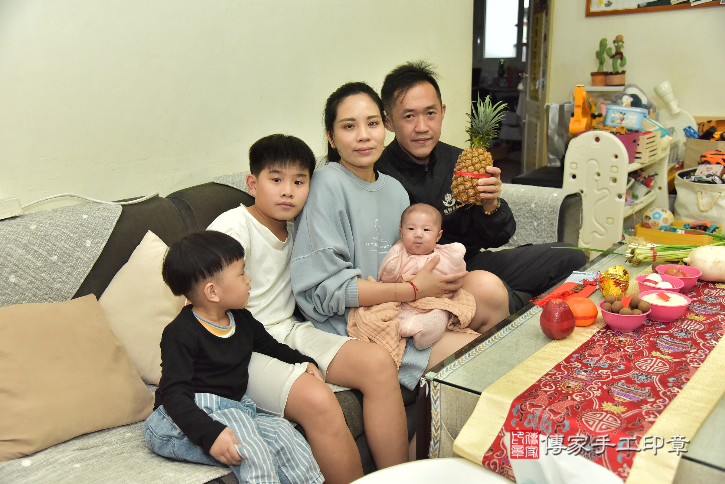 霏霏寶寶(新北市新店區到府嬰兒霏霏寶寶滿月剃頭理髮、到府嬰兒剃胎毛儀式吉祥話)。到府剃頭剃胎毛主持、專業拍照、證書。★購買「臍帶章、肚臍章、胎毛筆刷印章」贈送：剃頭、收涎、抓周，三選一。2024.11.21，照片15