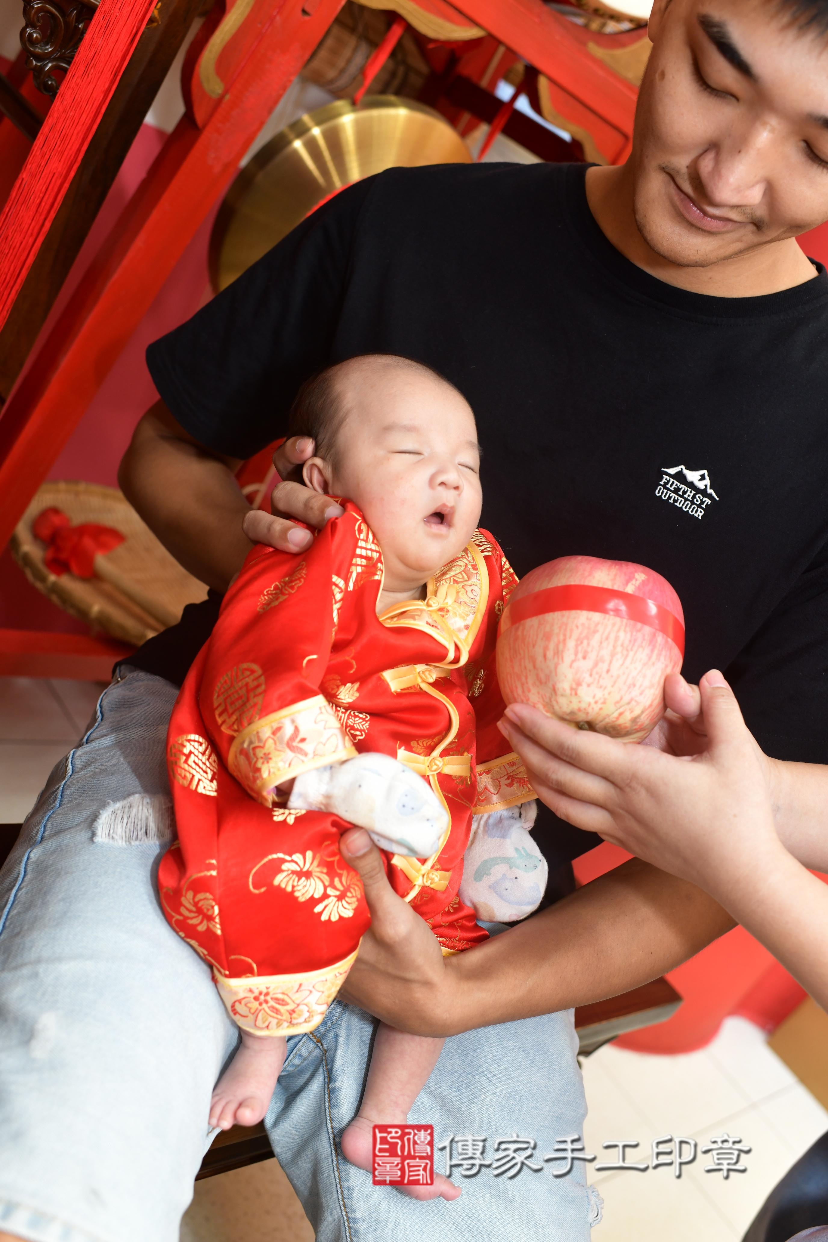 傳家手工印章高雄店、抓周、度脺、中國風會場、傳家嬰兒古禮、吉祥話、抓周道具物品24種、拍照。抓周證書。寶寶抓周、滿周歲、生日快樂、祝福