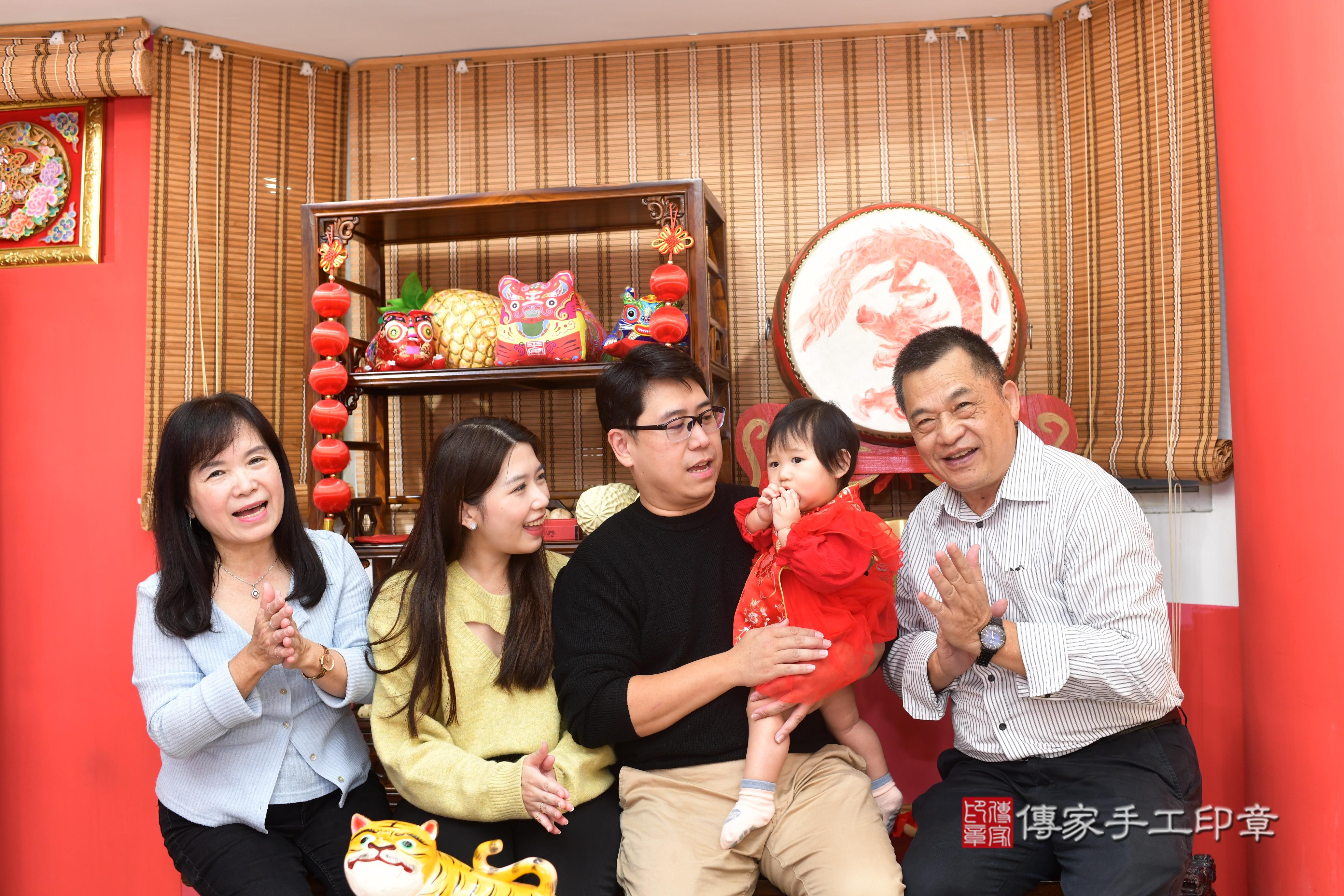 傳家手工印章高雄店、抓周、度脺、中國風會場、傳家嬰兒古禮、吉祥話、抓周道具物品24種、拍照。抓周證書。寶寶抓周、滿周歲、生日快樂、祝福