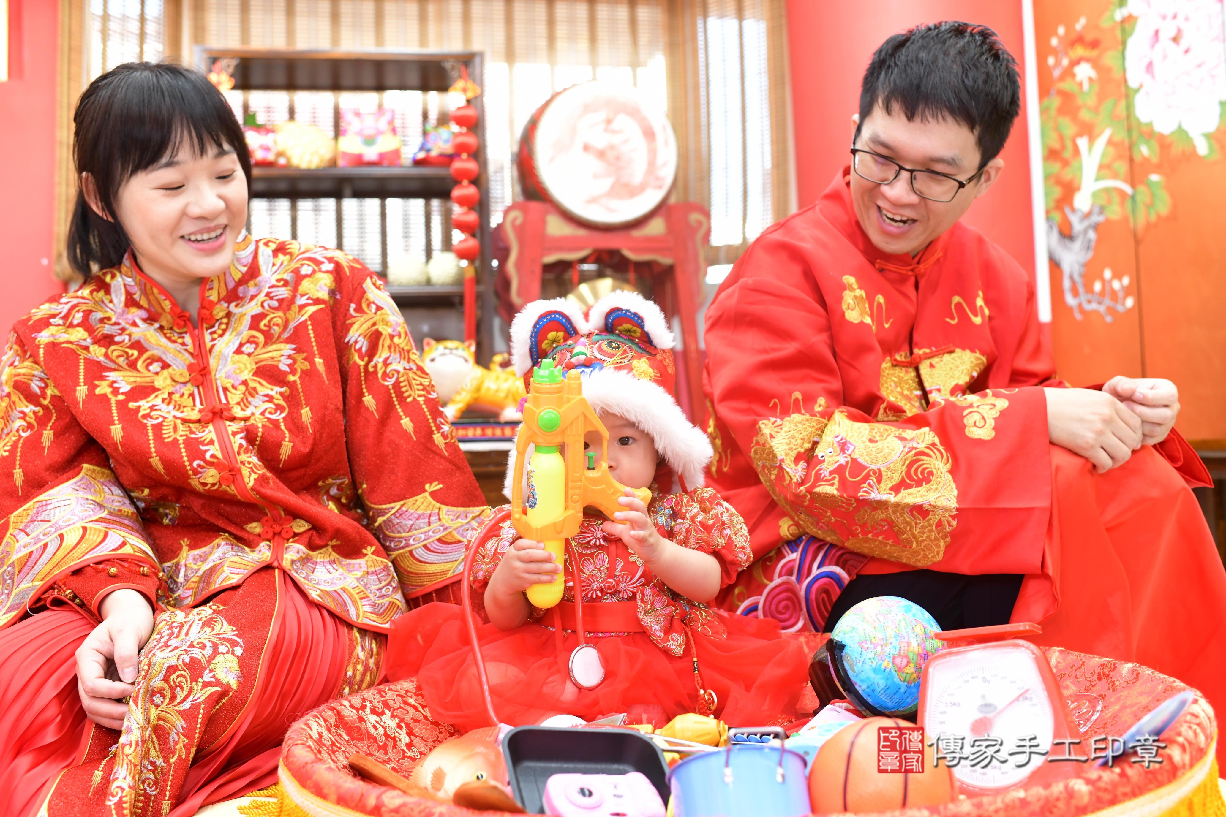 傳家手工印章高雄店、抓周、度脺、中國風會場、傳家嬰兒古禮、吉祥話、抓周道具物品24種、拍照。抓周證書。寶寶抓周、滿周歲、生日快樂、祝福