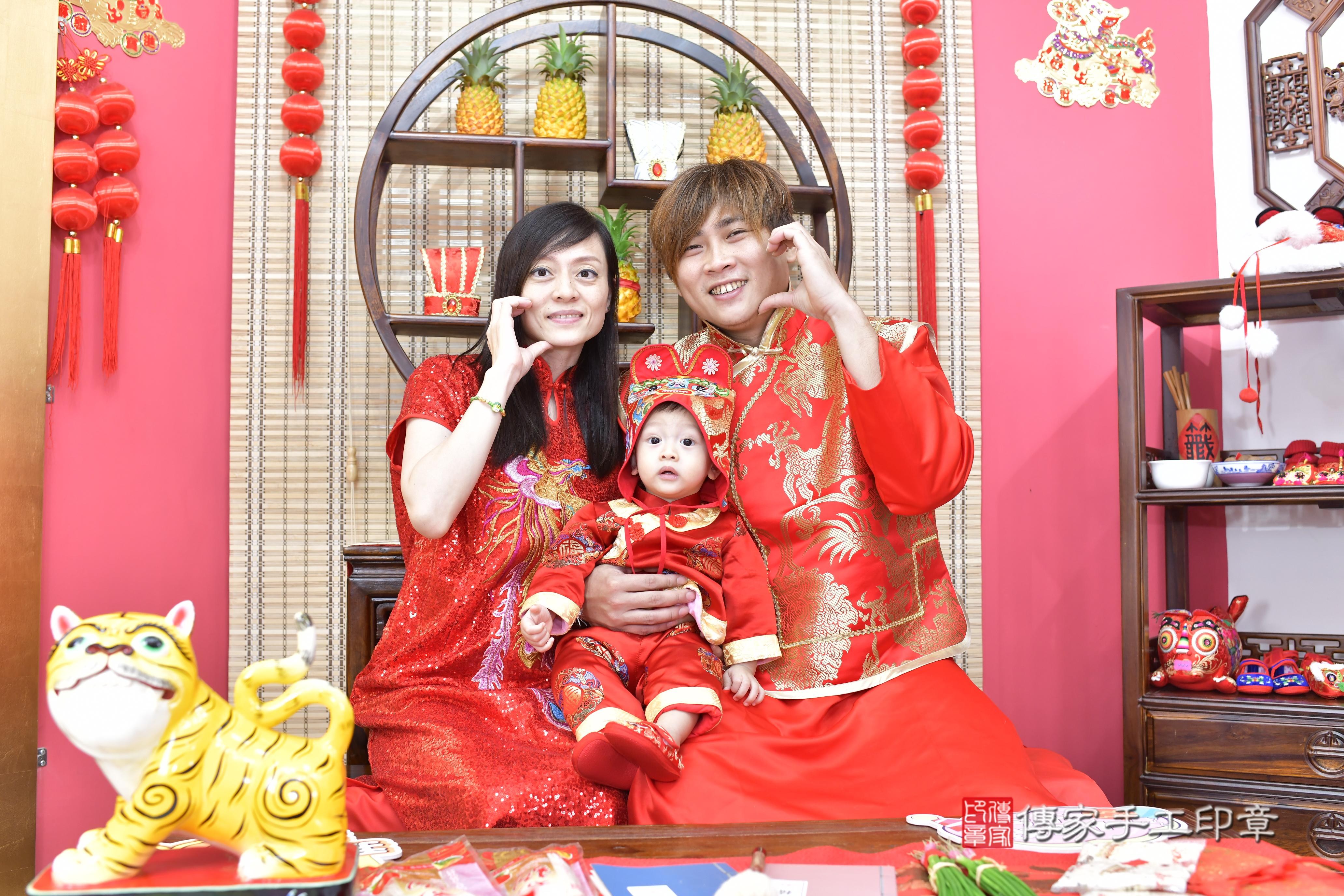 傳家手工印章新竹店、抓周、度脺、中國風會場、傳家嬰兒古禮、吉祥話、抓周道具物品24種、拍照。抓周證書。寶寶抓周、滿周歲、生日快樂、祝福