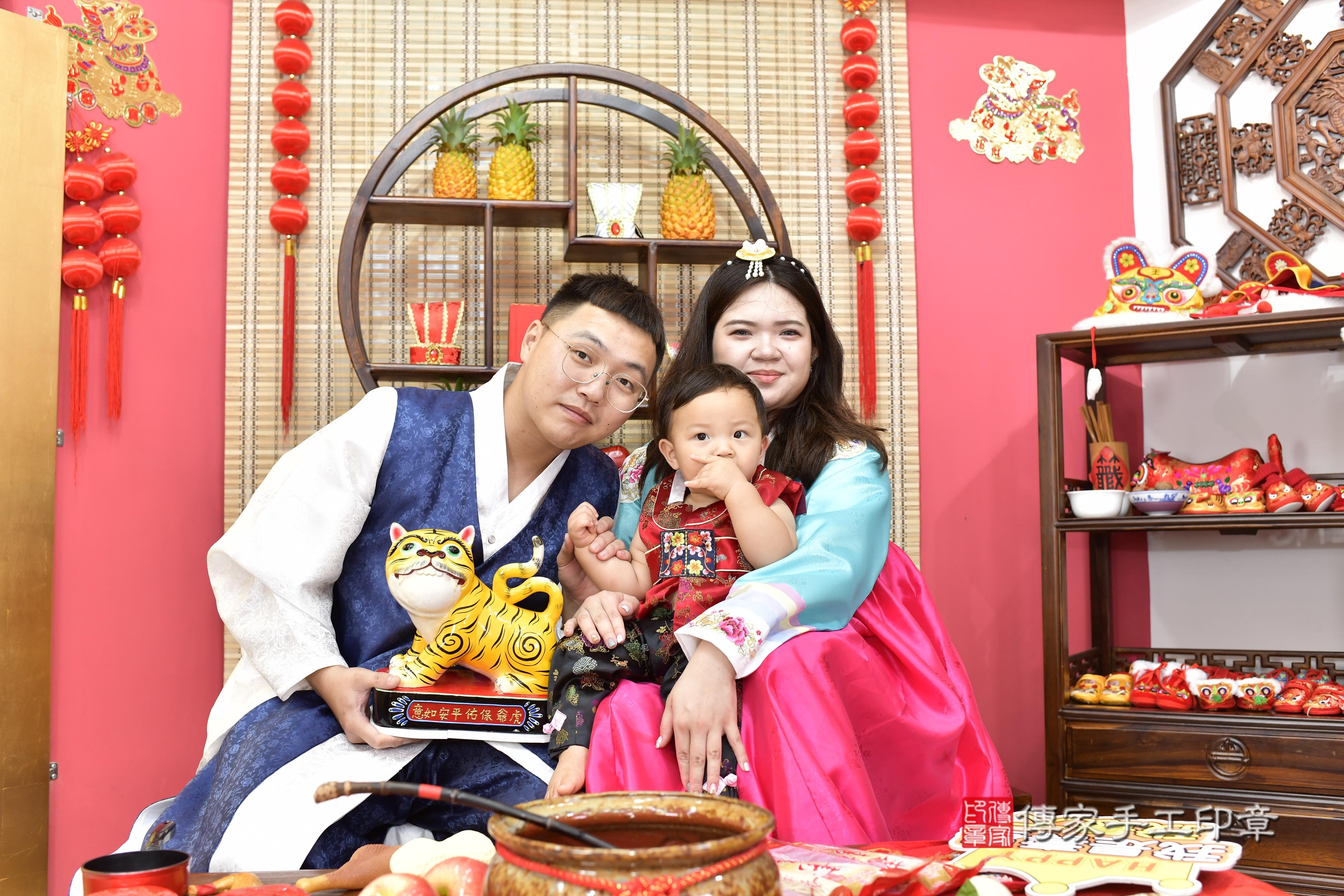 傳家手工印章新竹店、抓周、度脺、中國風會場、傳家嬰兒古禮、吉祥話、抓周道具物品24種、拍照。抓周證書。寶寶抓周、滿周歲、生日快樂、祝福