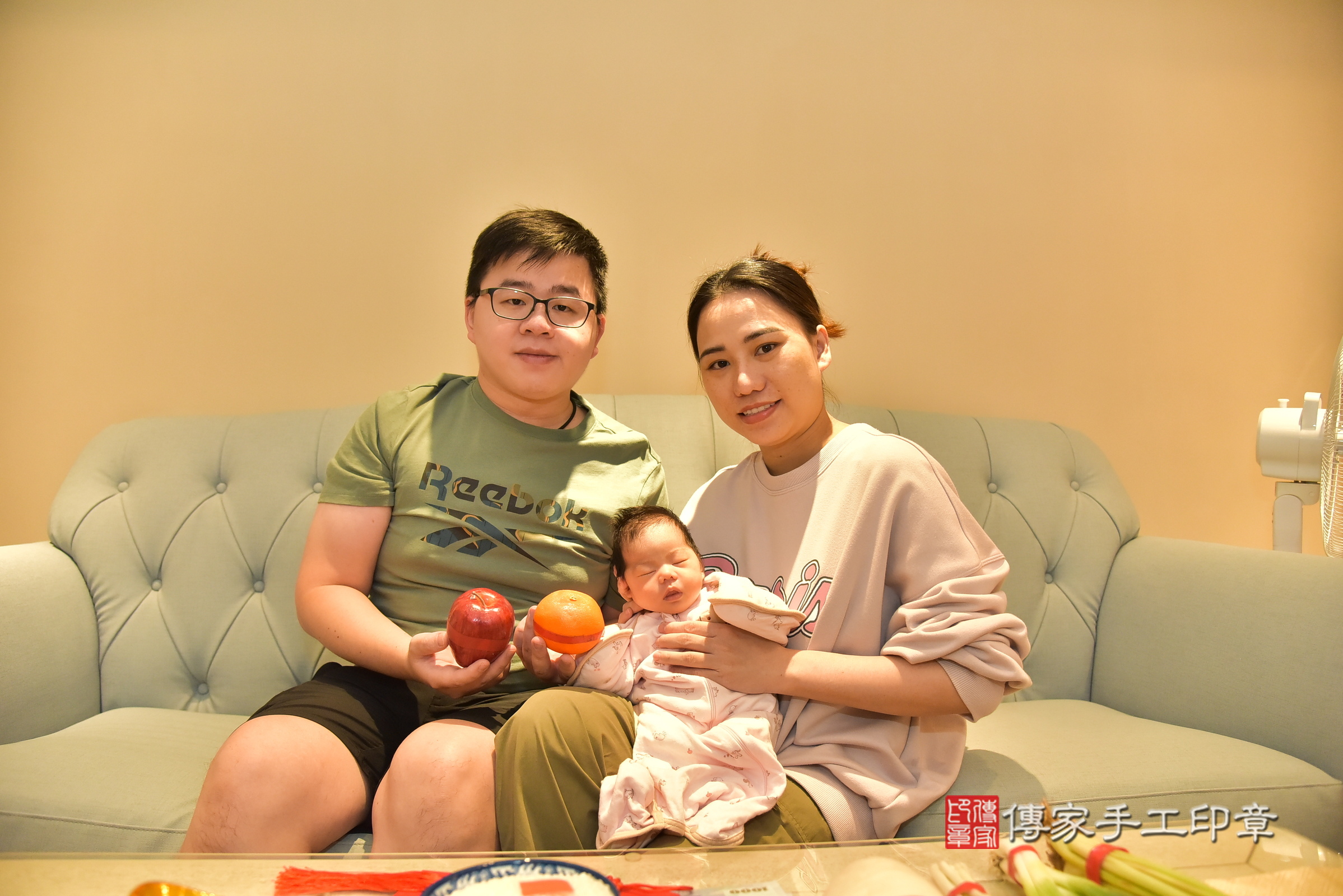 恩恩寶寶(新北市中和區到府嬰兒恩恩寶寶滿月剃頭理髮、到府嬰兒剃胎毛儀式吉祥話)。到府剃頭剃胎毛主持、專業拍照、證書。★購買「臍帶章、肚臍章、胎毛筆刷印章」贈送：剃頭、收涎、抓周，三選一。2024.11.30，照片6