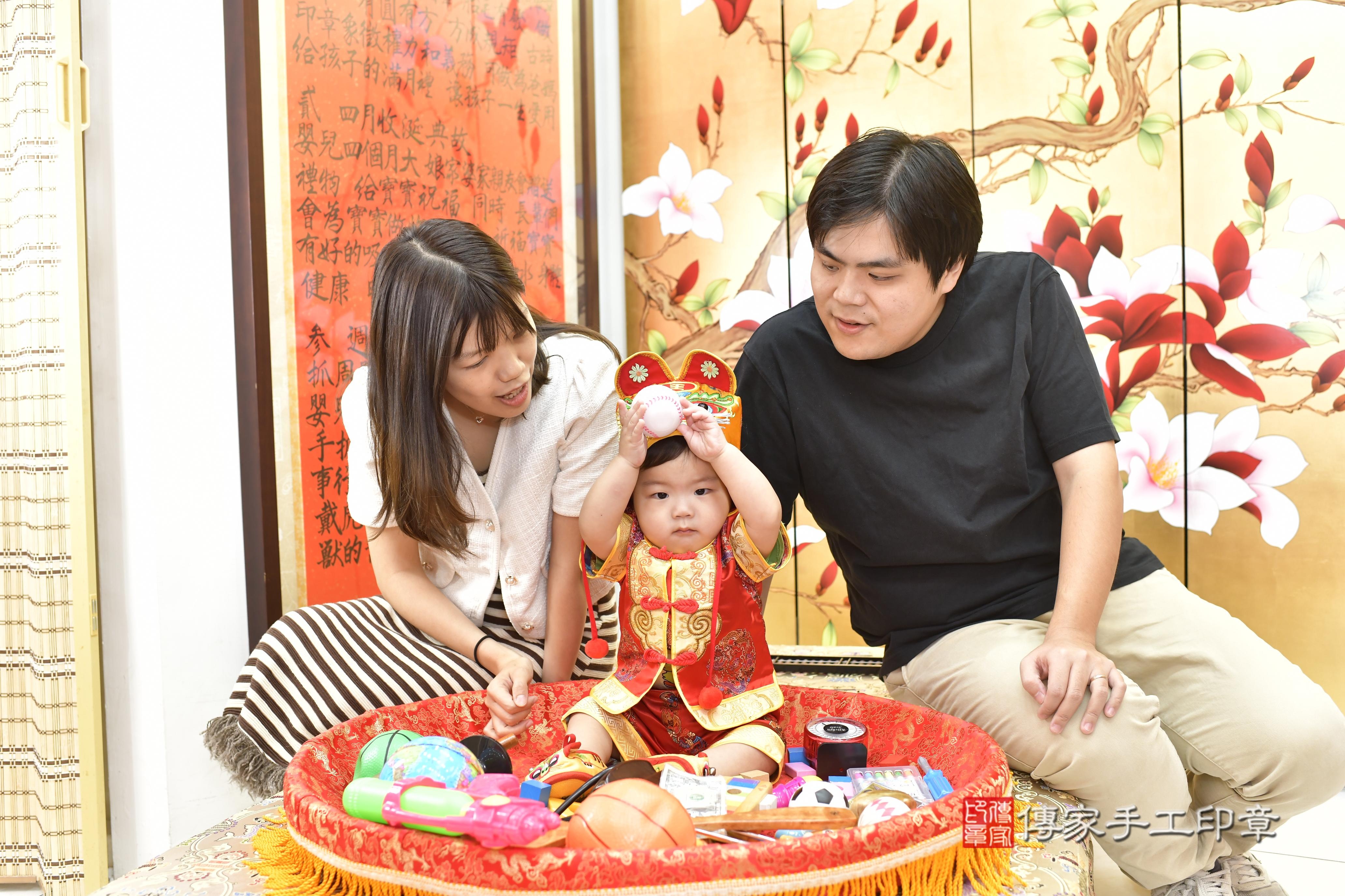 傳家手工印章新竹店、抓周、度脺、中國風會場、傳家嬰兒古禮、吉祥話、抓周道具物品24種、拍照。抓周證書。寶寶抓周、滿周歲、生日快樂、祝福