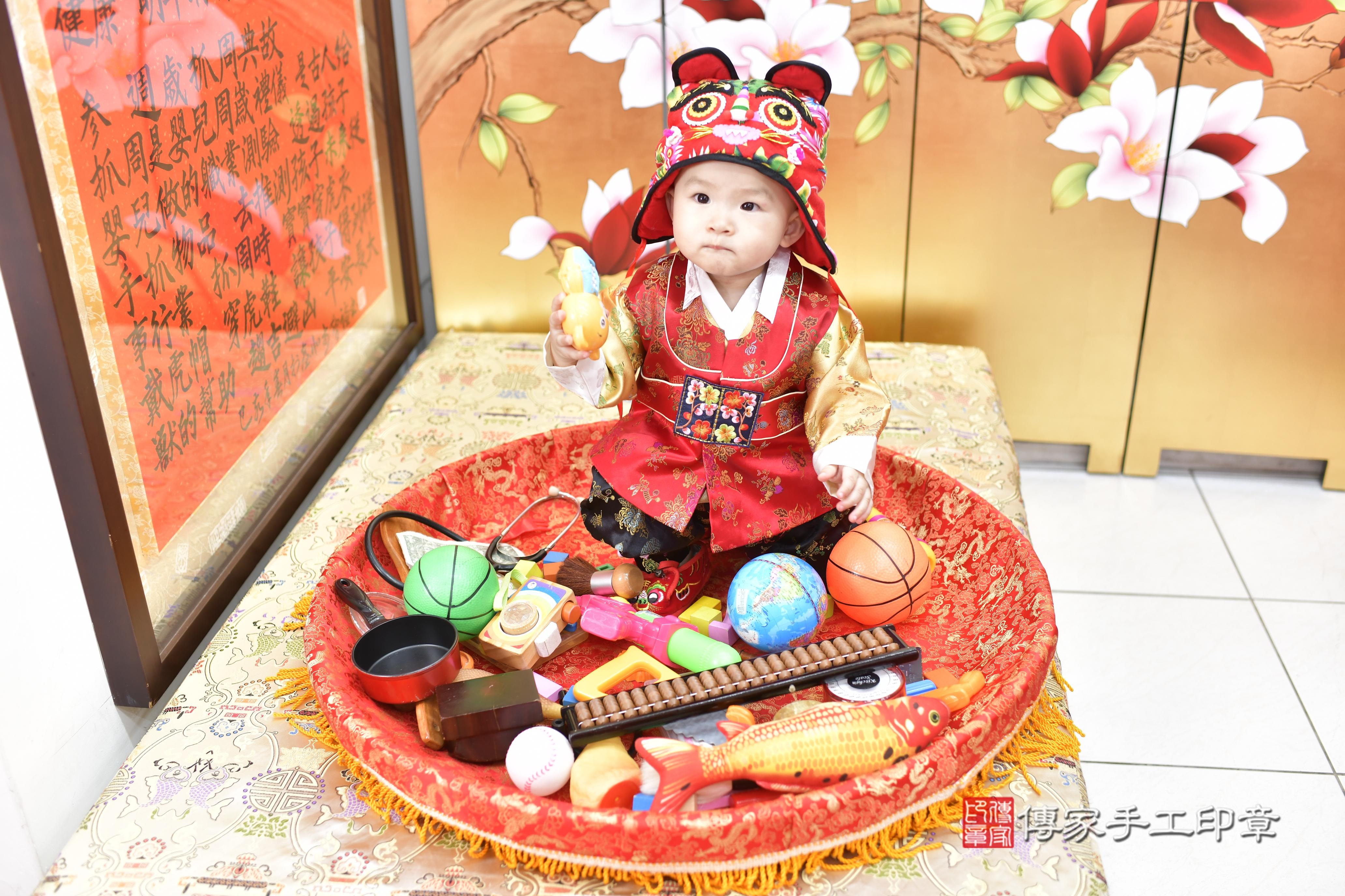 傳家手工印章新竹店、抓周、度脺、中國風會場、傳家嬰兒古禮、吉祥話、抓周道具物品24種、拍照。抓周證書。寶寶抓周、滿周歲、生日快樂、祝福