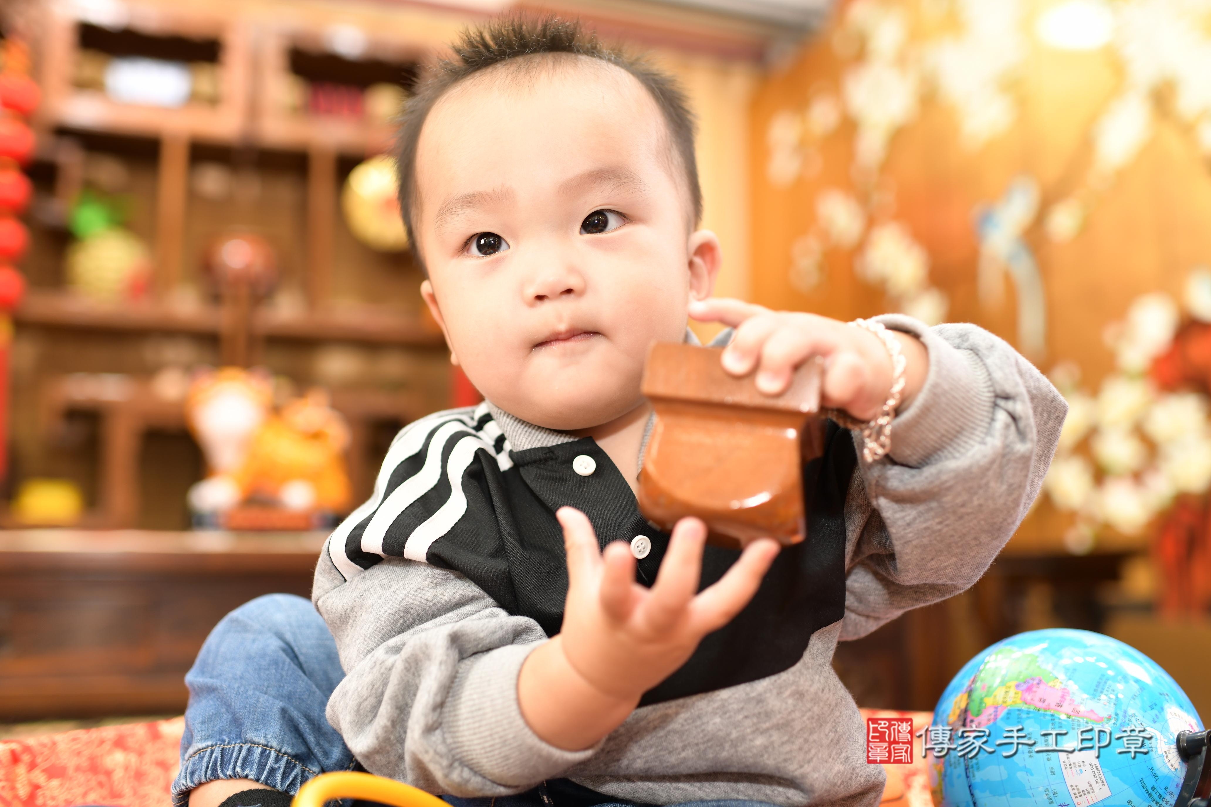 傳家手工印章台南店、抓周、度脺、中國風會場、傳家嬰兒古禮、吉祥話、抓周道具物品24種、拍照。抓周證書。寶寶抓周、滿周歲、生日快樂、祝福