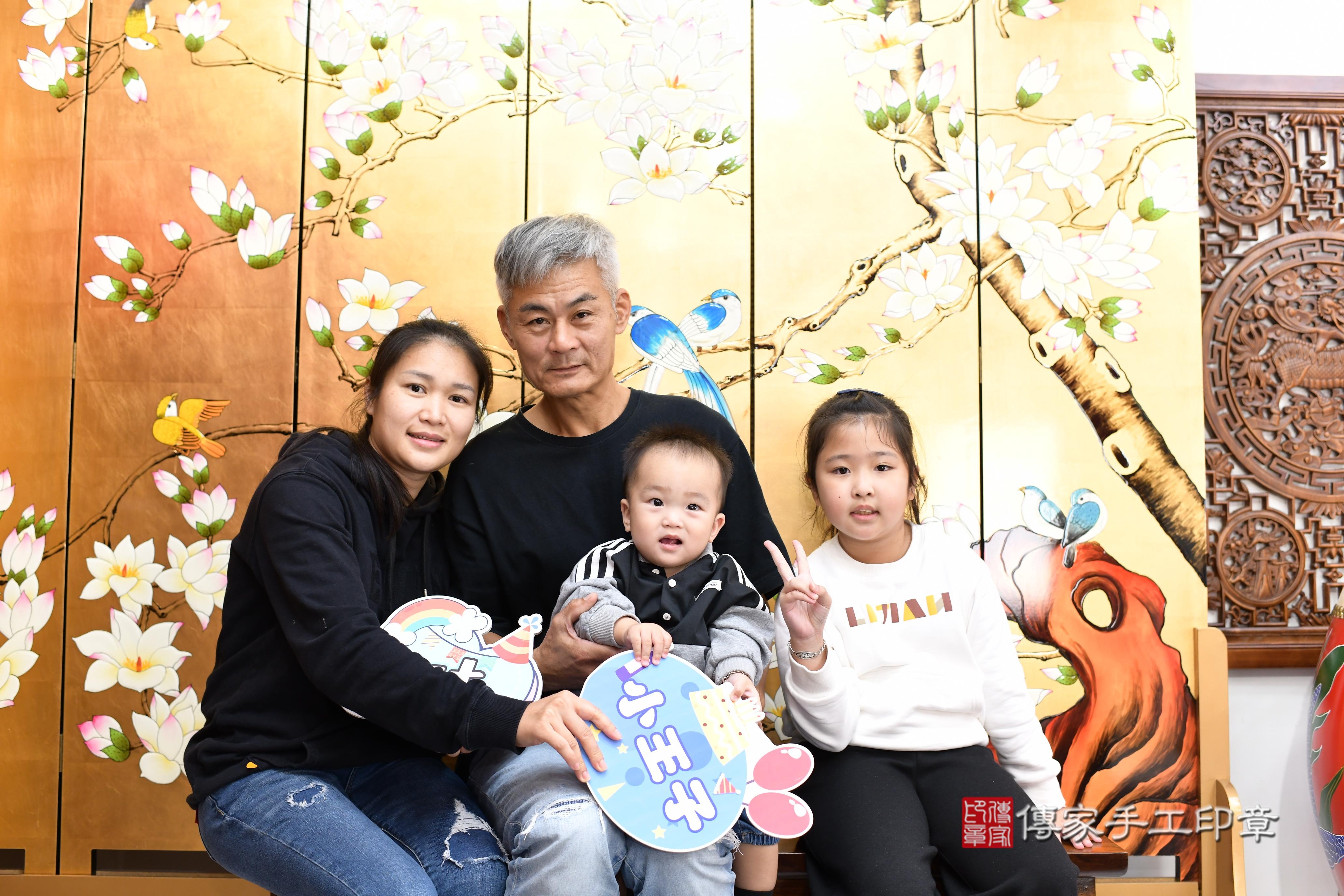 傳家手工印章台南店、抓周、度脺、中國風會場、傳家嬰兒古禮、吉祥話、抓周道具物品24種、拍照。抓周證書。寶寶抓周、滿周歲、生日快樂、祝福
