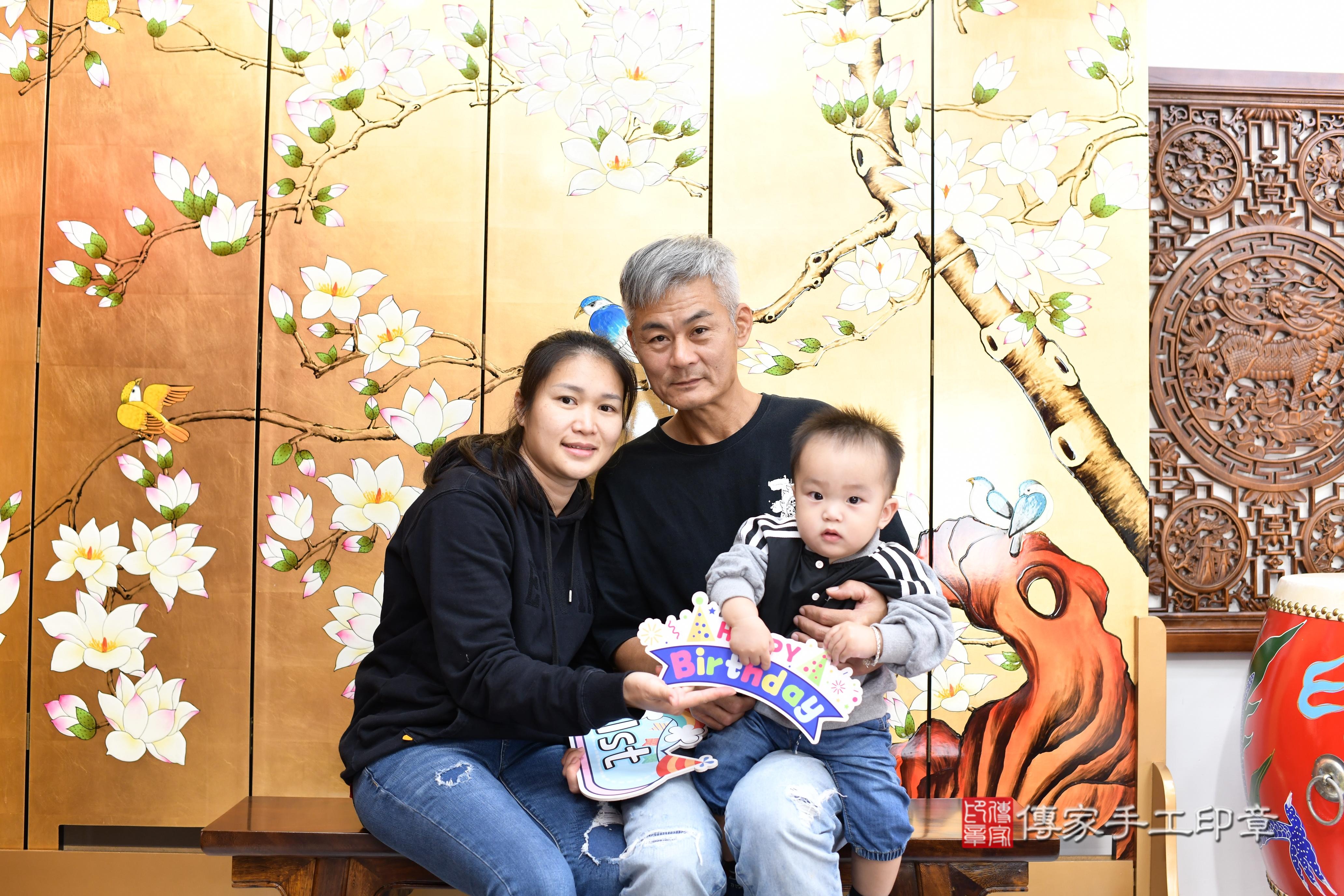 傳家手工印章台南店、抓周、度脺、中國風會場、傳家嬰兒古禮、吉祥話、抓周道具物品24種、拍照。抓周證書。寶寶抓周、滿周歲、生日快樂、祝福