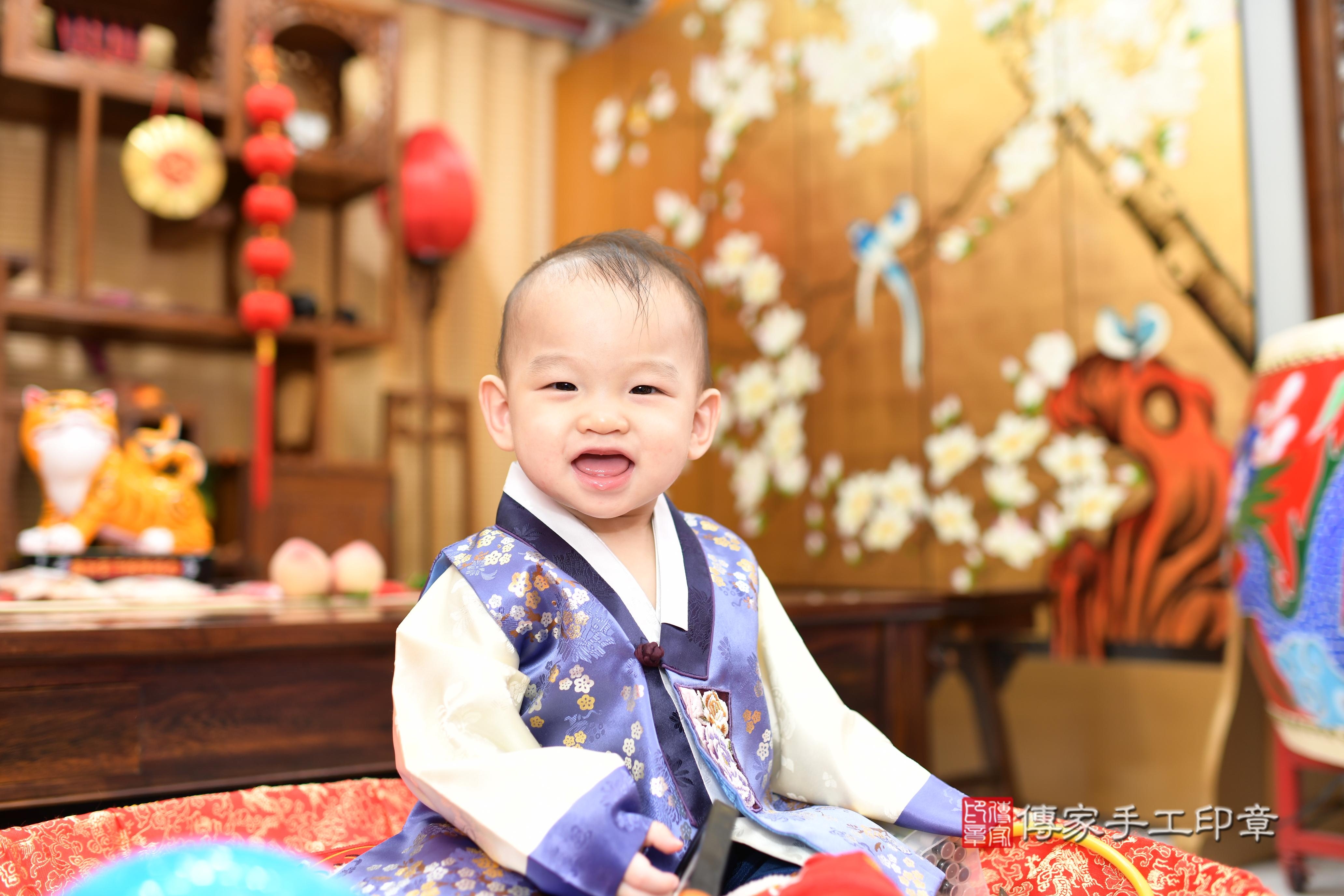 傳家手工印章台南店、抓周、度脺、中國風會場、傳家嬰兒古禮、吉祥話、抓周道具物品24種、拍照。抓周證書。寶寶抓周、滿周歲、生日快樂、祝福