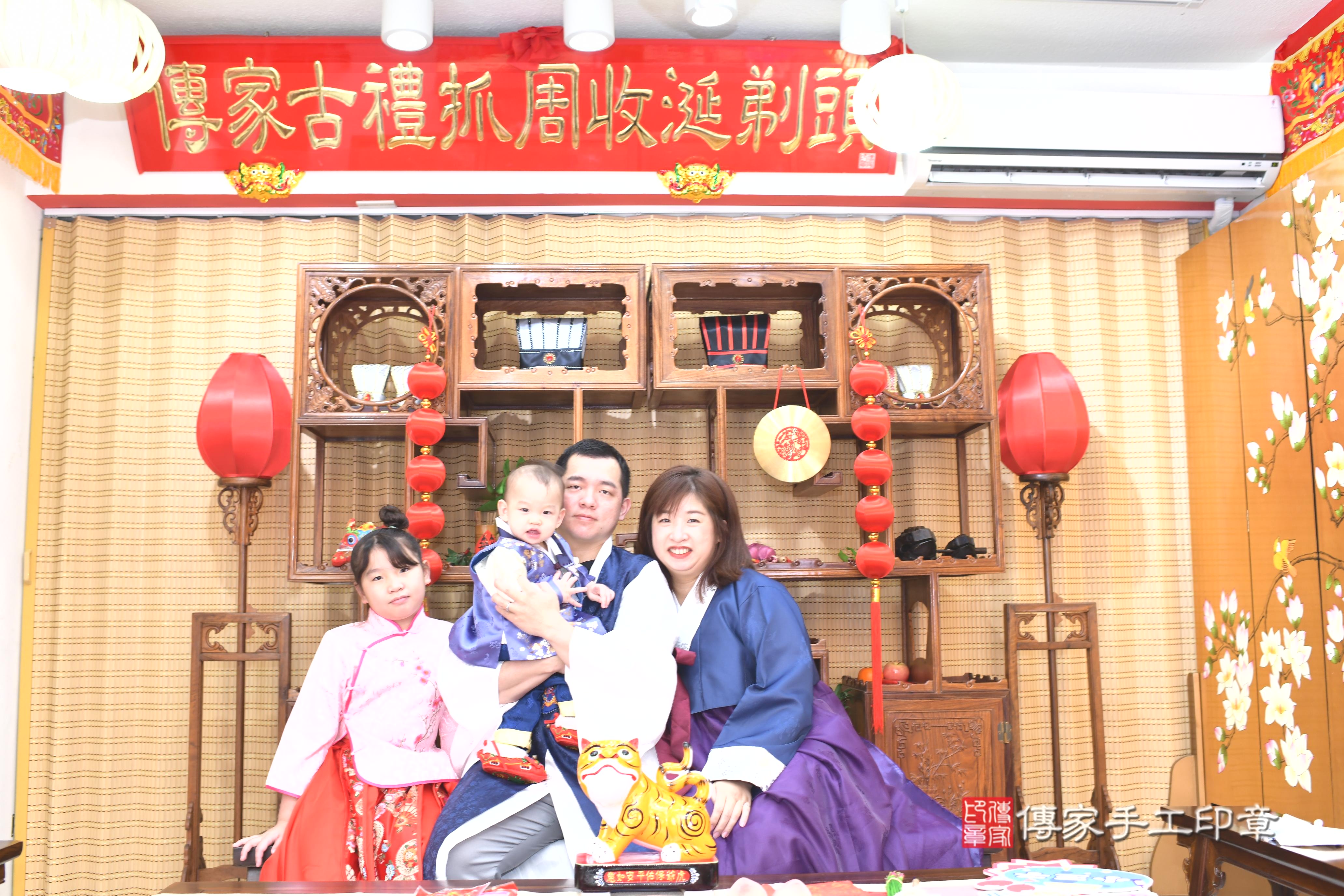 傳家手工印章台南店、抓周、度脺、中國風會場、傳家嬰兒古禮、吉祥話、抓周道具物品24種、拍照。抓周證書。寶寶抓周、滿周歲、生日快樂、祝福