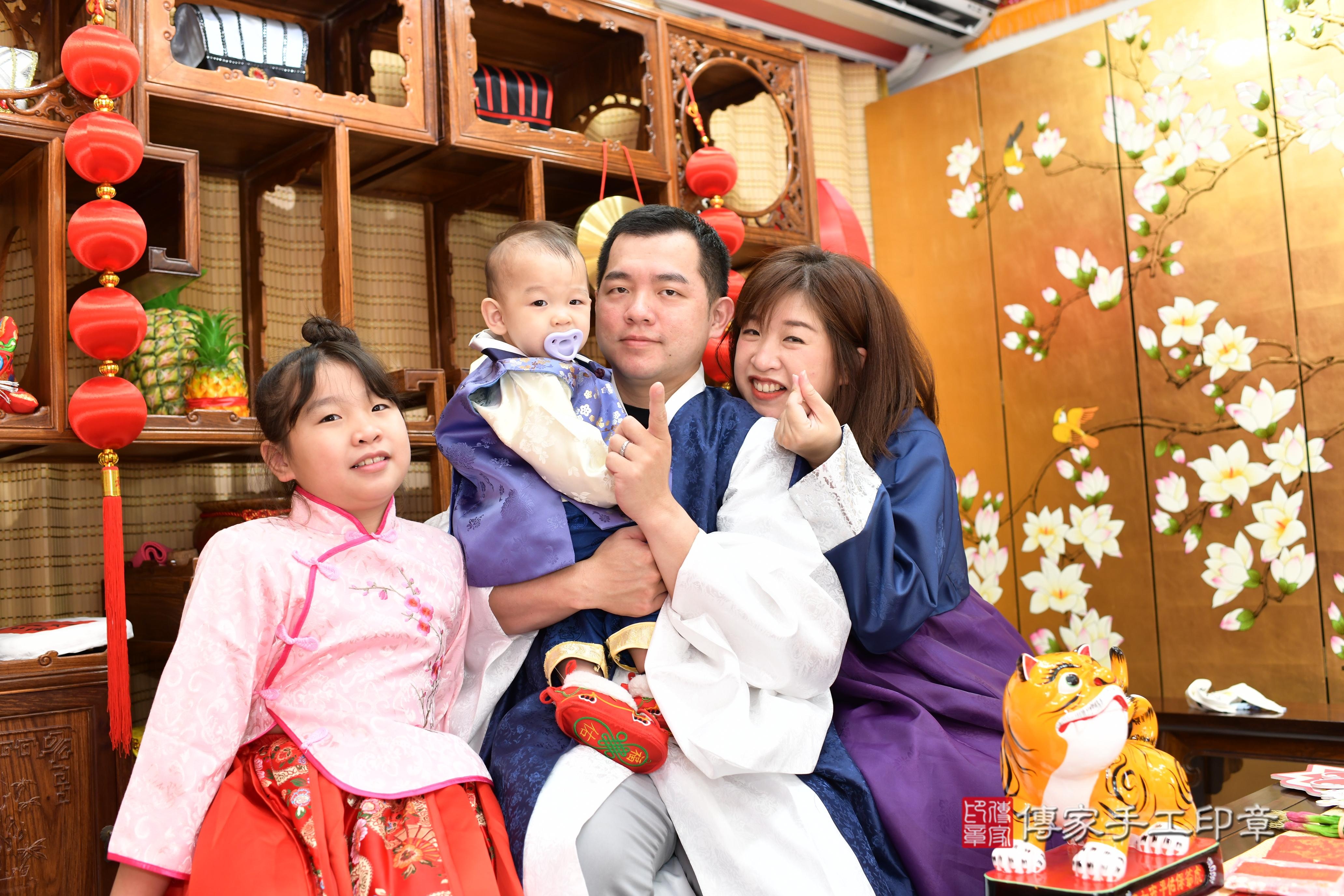 傳家手工印章台南店、抓周、度脺、中國風會場、傳家嬰兒古禮、吉祥話、抓周道具物品24種、拍照。抓周證書。寶寶抓周、滿周歲、生日快樂、祝福
