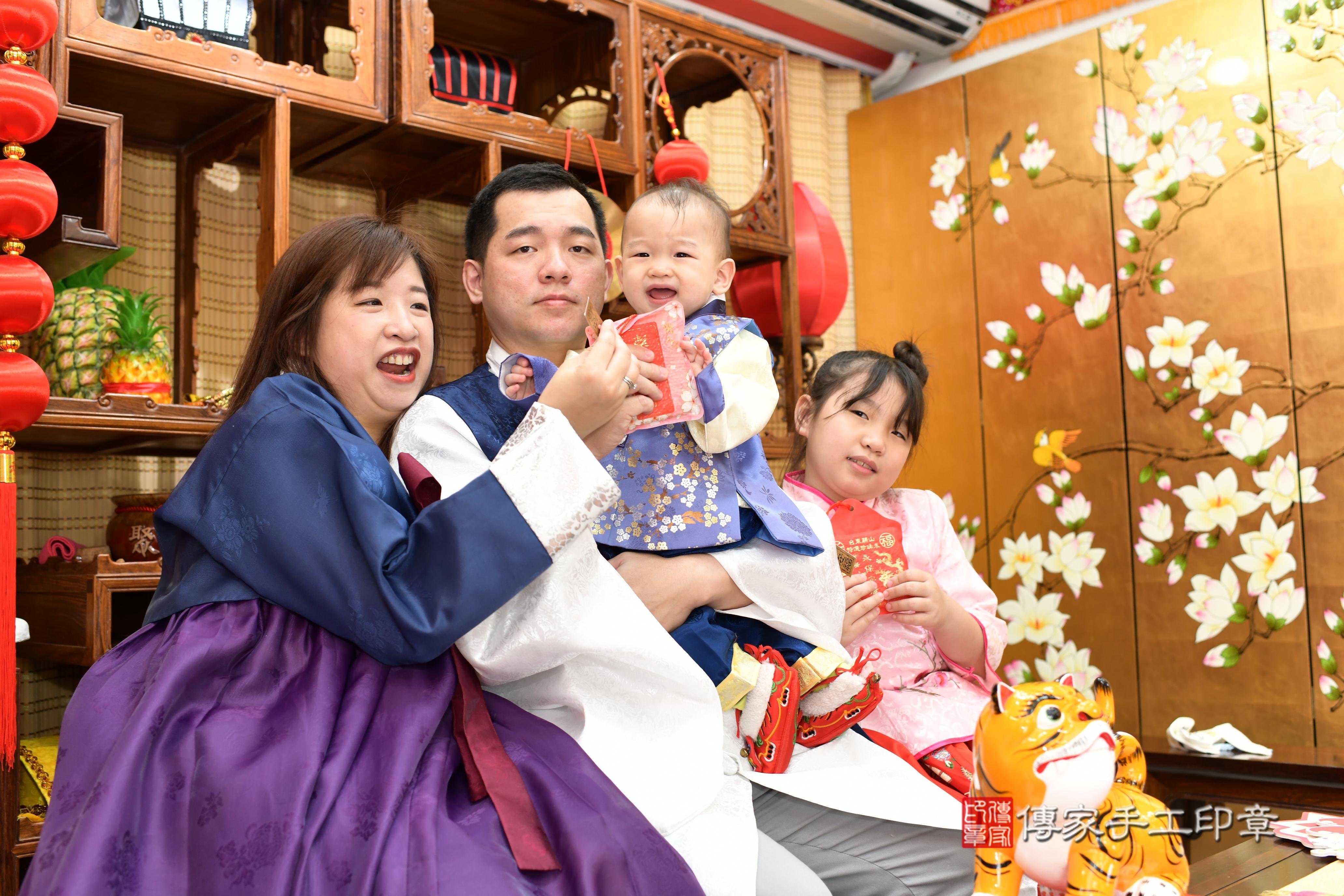 傳家手工印章台南店、抓周、度脺、中國風會場、傳家嬰兒古禮、吉祥話、抓周道具物品24種、拍照。抓周證書。寶寶抓周、滿周歲、生日快樂、祝福