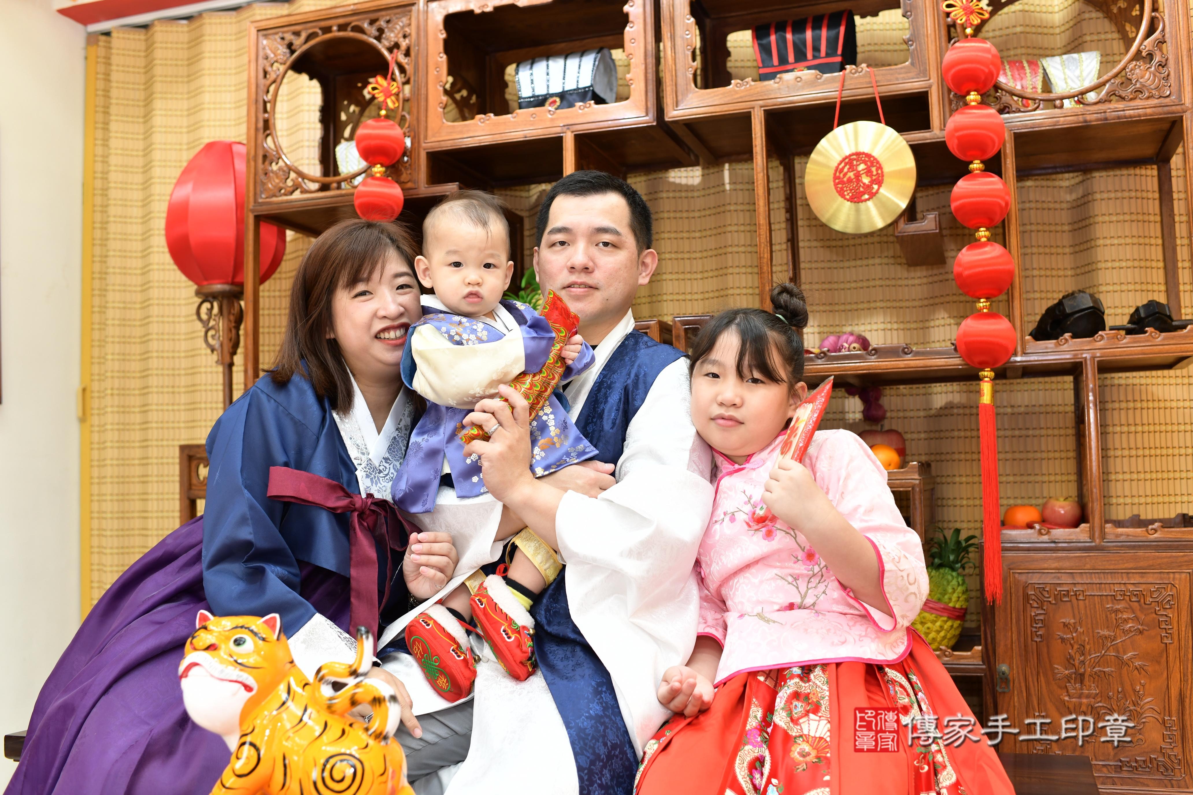 傳家手工印章台南店、抓周、度脺、中國風會場、傳家嬰兒古禮、吉祥話、抓周道具物品24種、拍照。抓周證書。寶寶抓周、滿周歲、生日快樂、祝福
