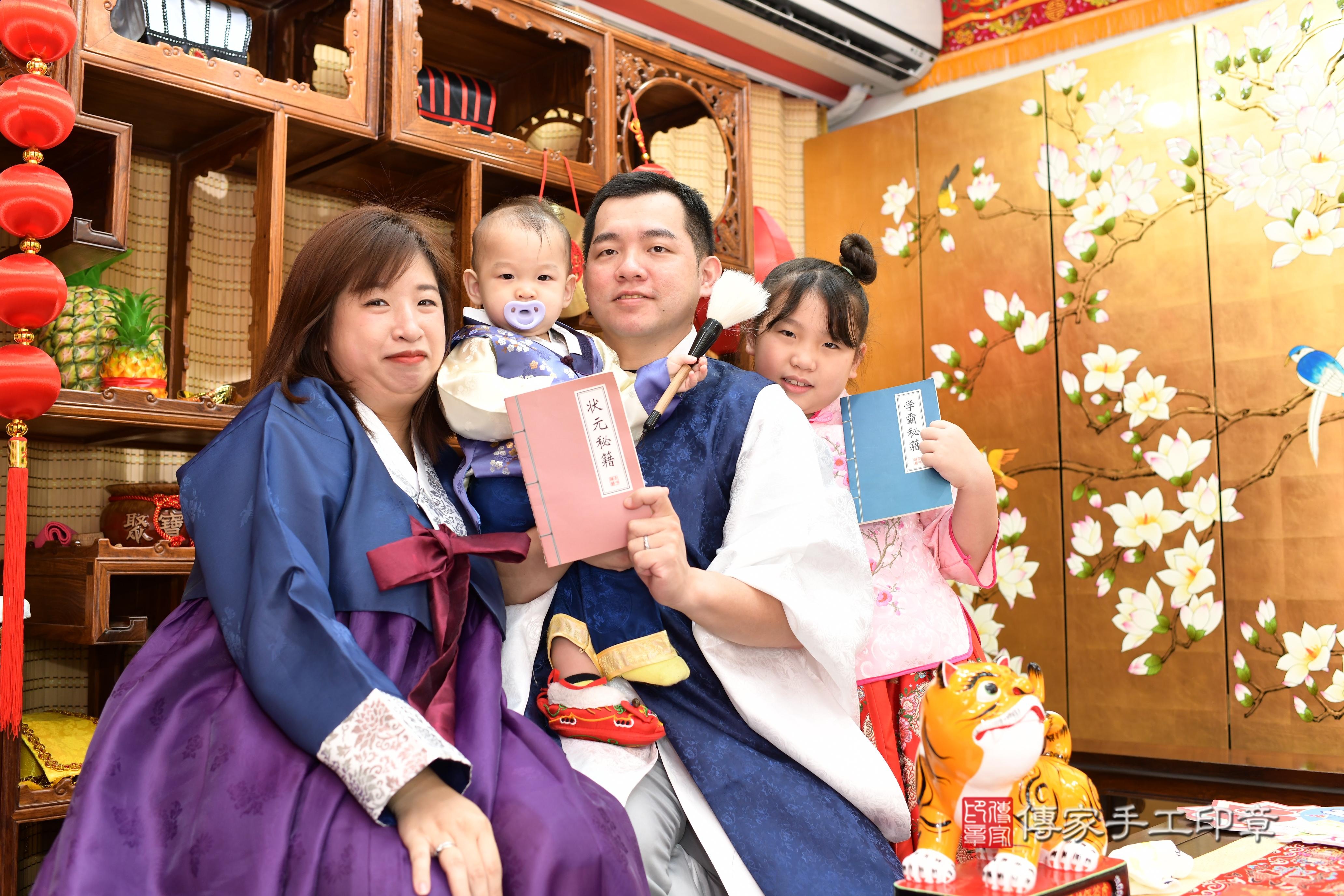 傳家手工印章台南店、抓周、度脺、中國風會場、傳家嬰兒古禮、吉祥話、抓周道具物品24種、拍照。抓周證書。寶寶抓周、滿周歲、生日快樂、祝福