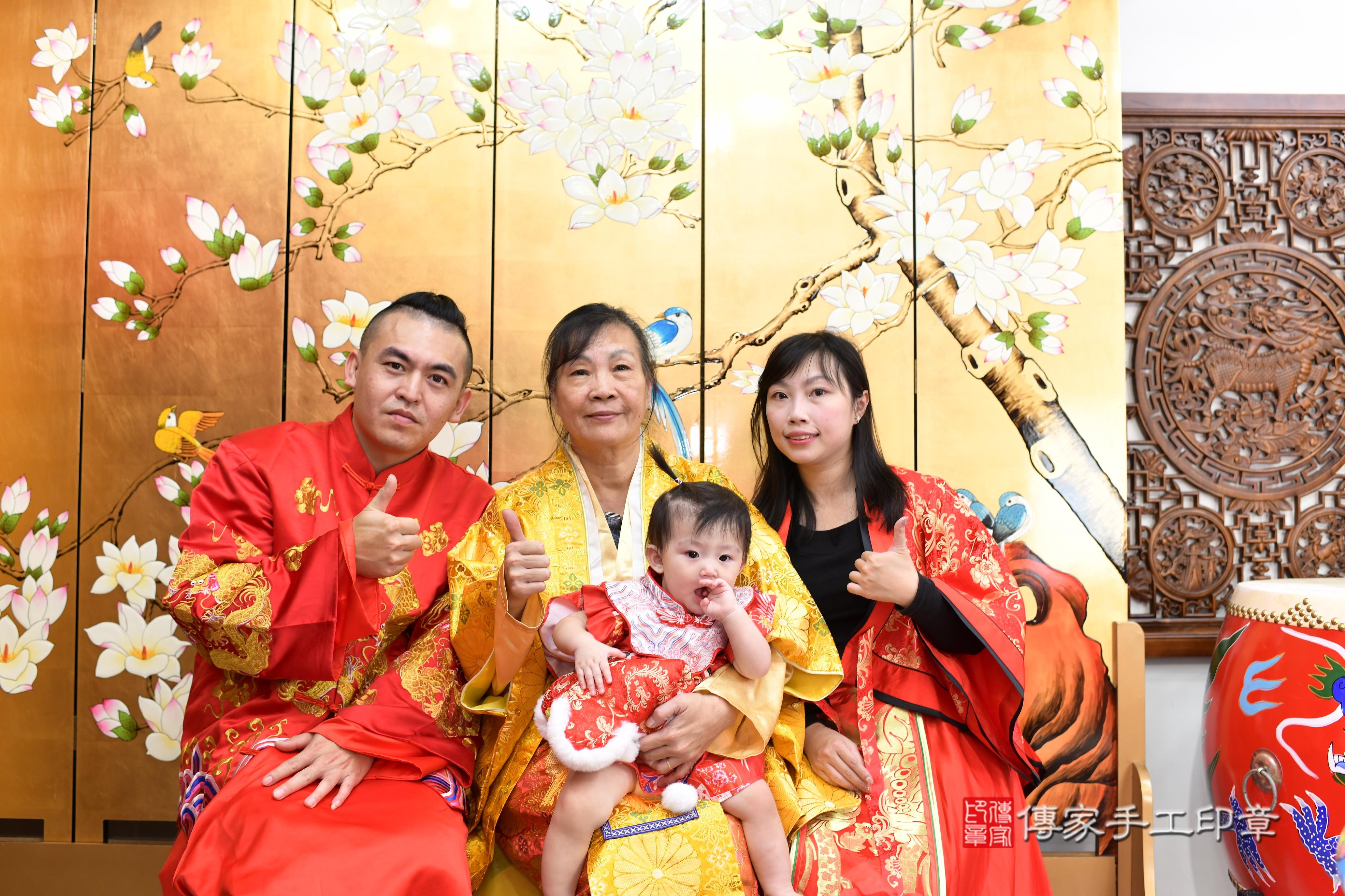 傳家手工印章台南店、抓周、度脺、中國風會場、傳家嬰兒古禮、吉祥話、抓周道具物品24種、拍照。抓周證書。寶寶抓周、滿周歲、生日快樂、祝福